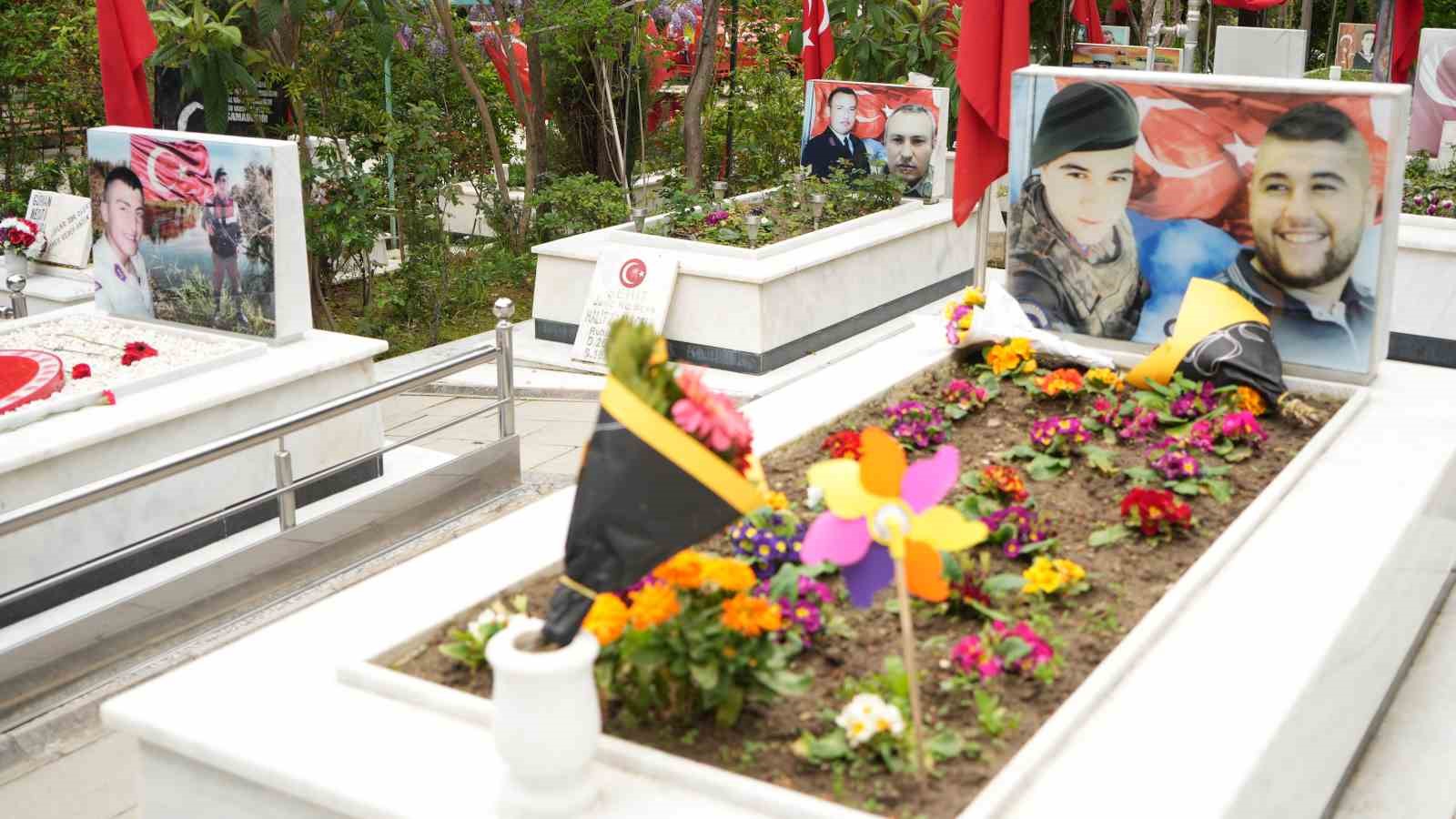 Şehit kabirlerine şeker ve kolonya bırakıldı