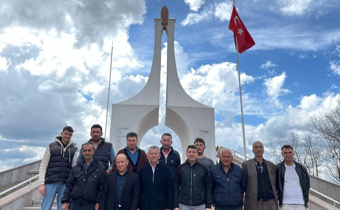 Emet’te köylülerden şehitlik ziyareti ve coşkulu bayram kutlaması