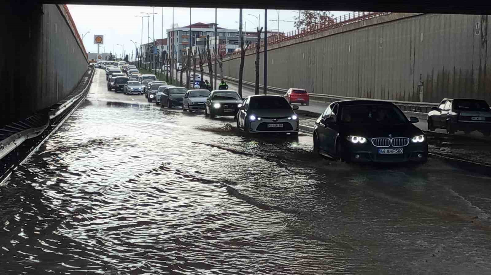 Malatya&rsquo;da sağanak etkili oluyor: Yollar g&ouml;le d&ouml;nd&uuml;
