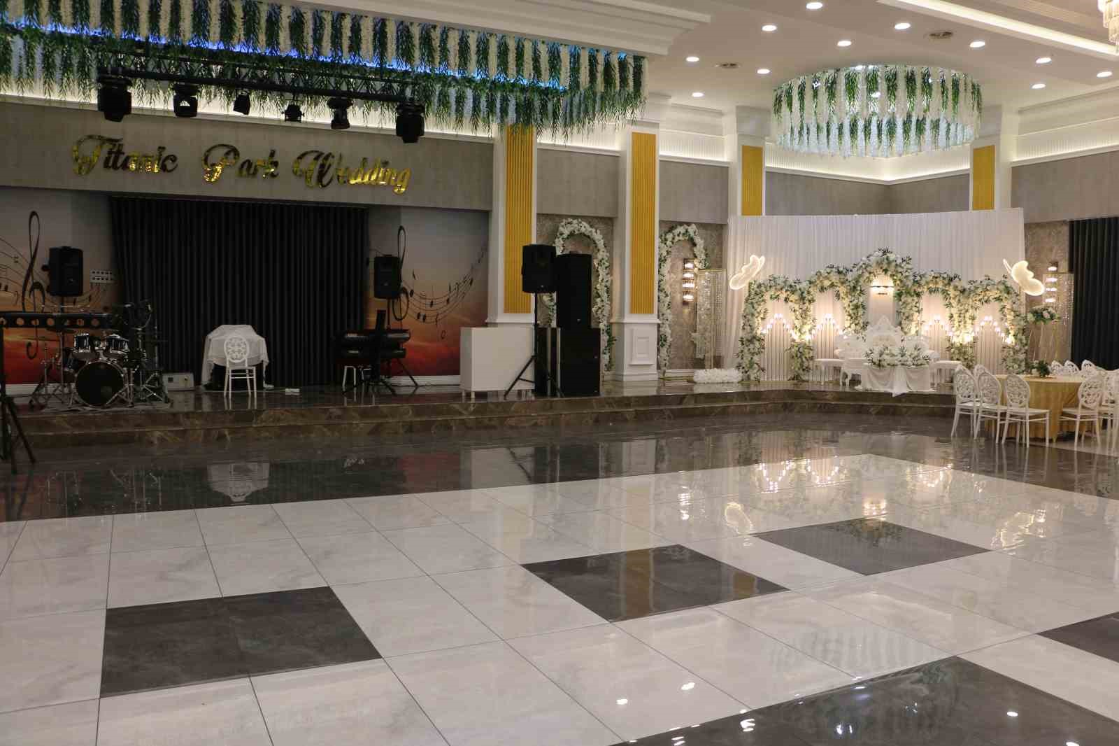 Ramazan bitti d&uuml;ğ&uuml;n salonları doldu
