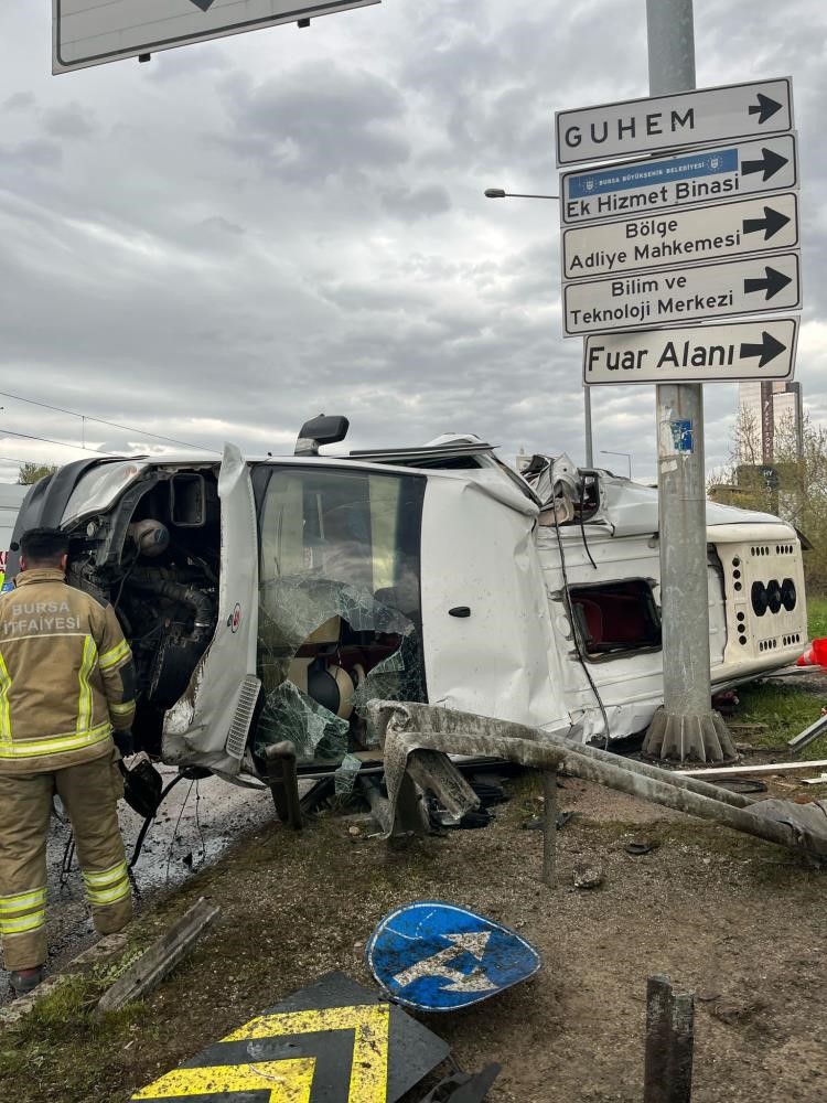 Kontrolden çıkan servis aracı refüje girdi: 1 bebek öldü, 5 kişi yaralandı
