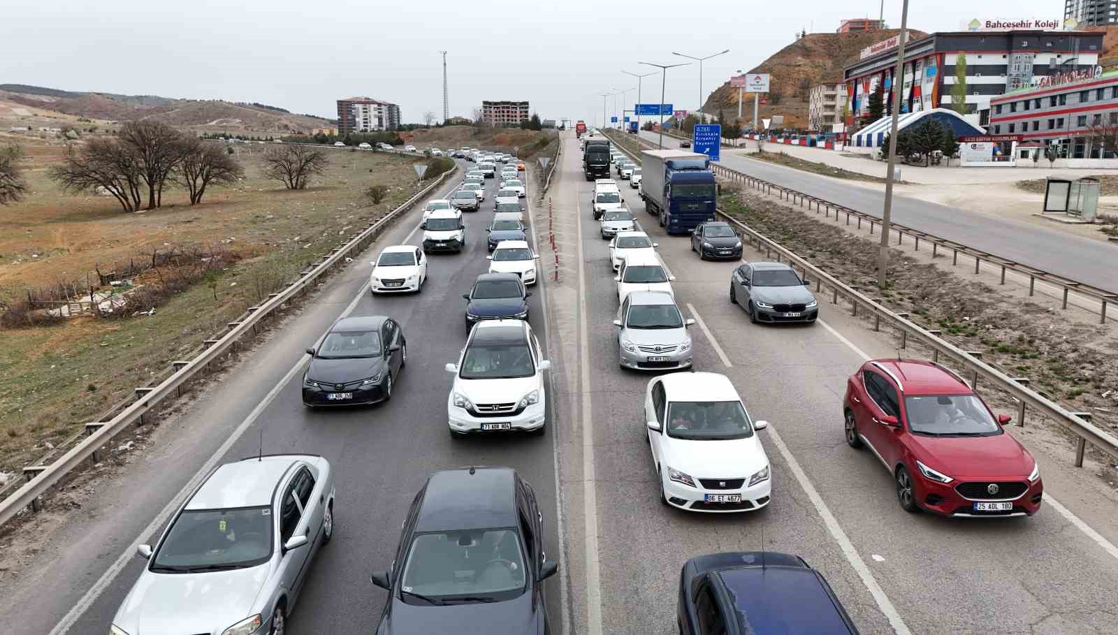 Tatilciler erken dönüşe geçti: 43 ilin geçiş güzergahında trafik yoğunluğu