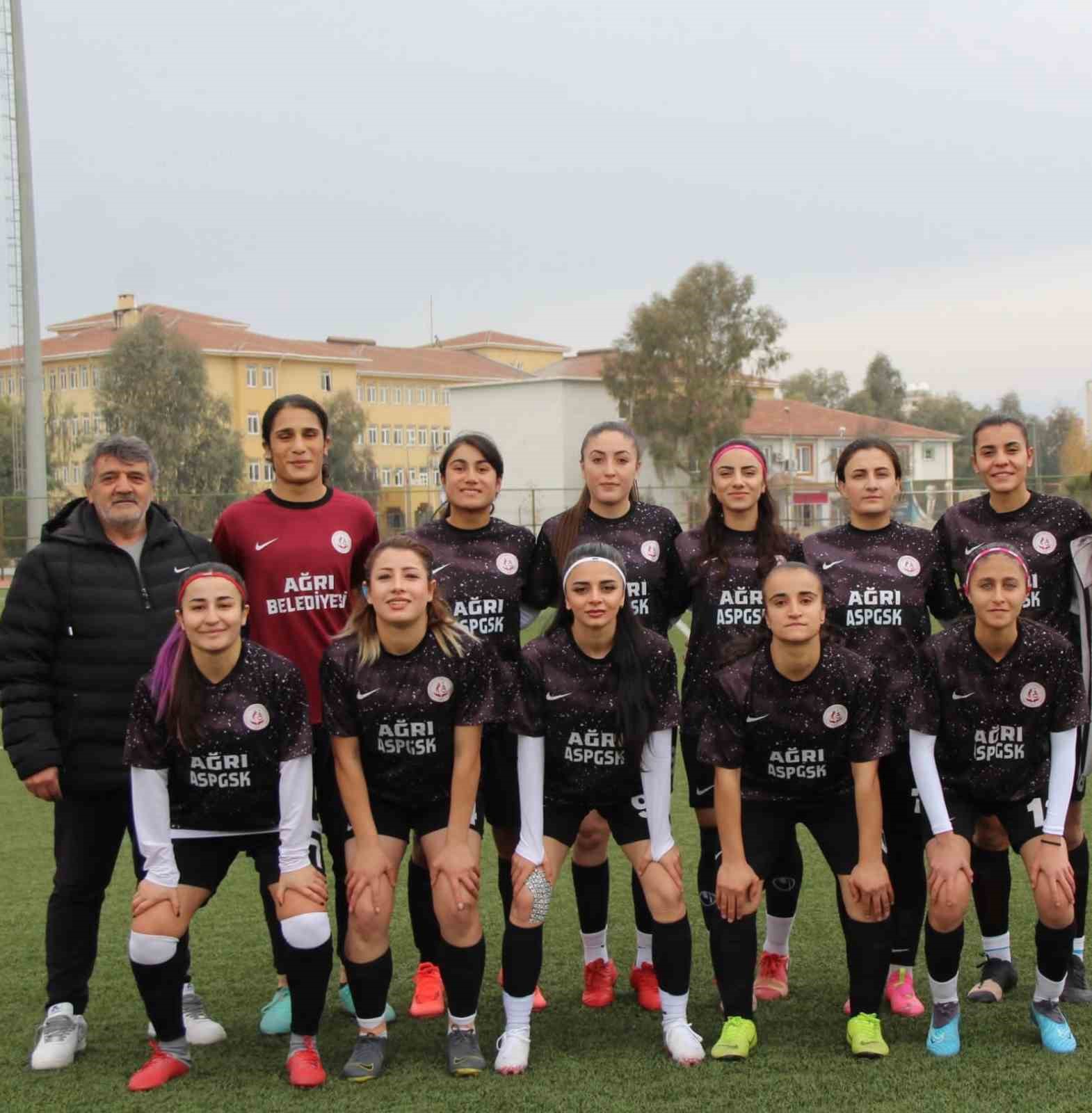Ağrı ASP Kadın Futbol Takımı, 1. Lig yolunda Play-Off mücadelesine çıkıyor
