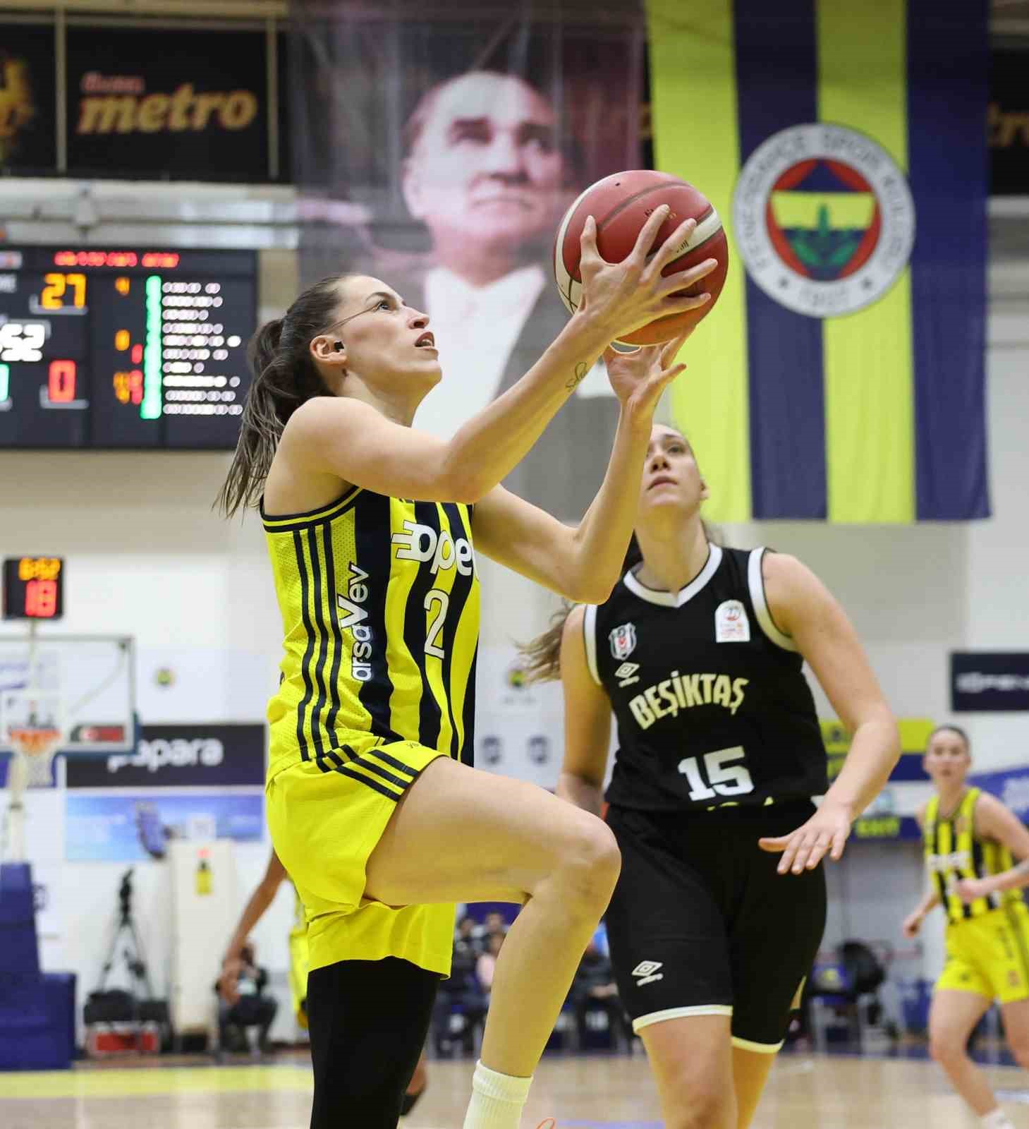 Fenerbahçe Opet, yarı final serisinde 1-0 öne geçti