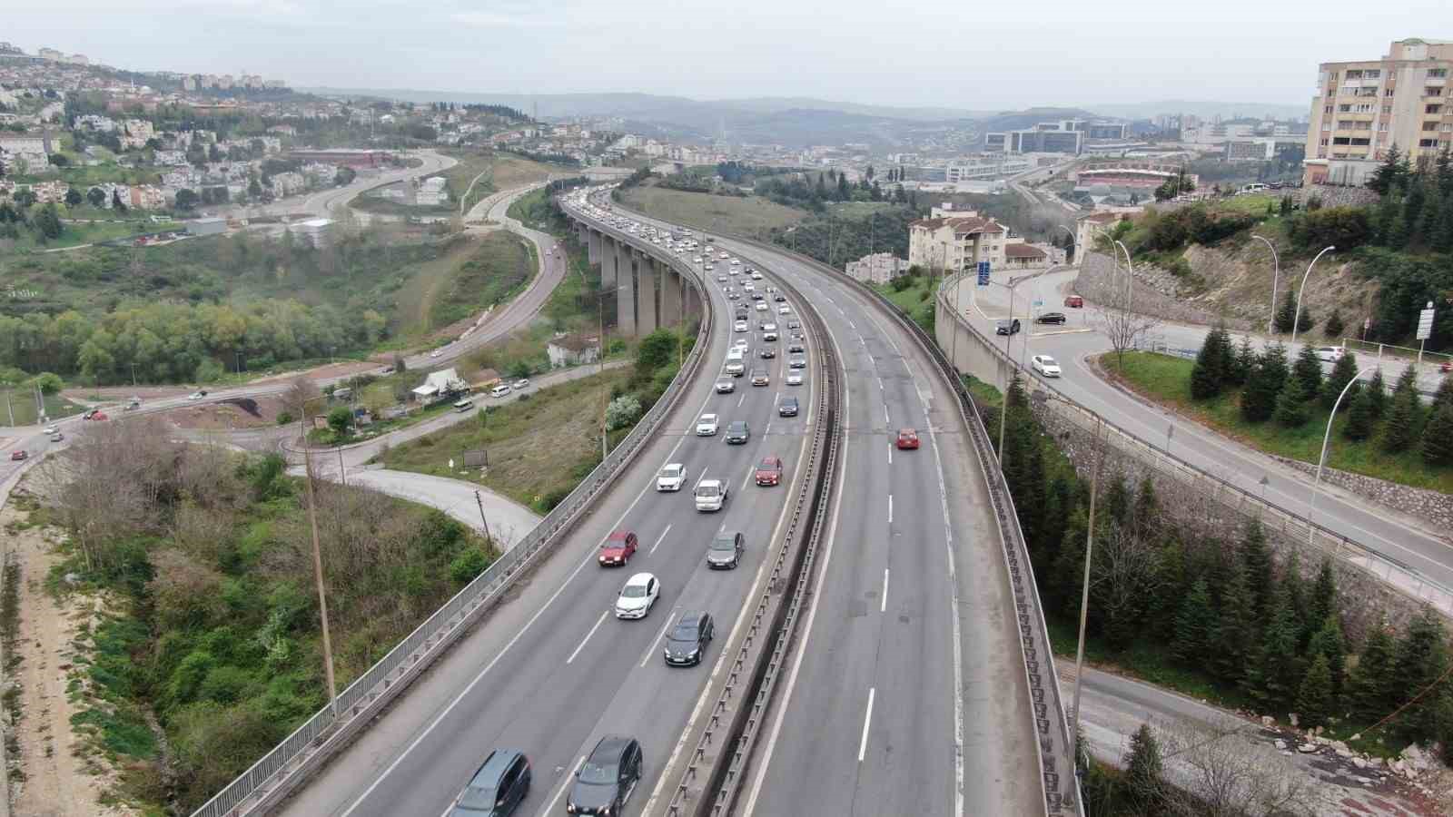 TEM otoyolunda trafik durma noktasına geldi
