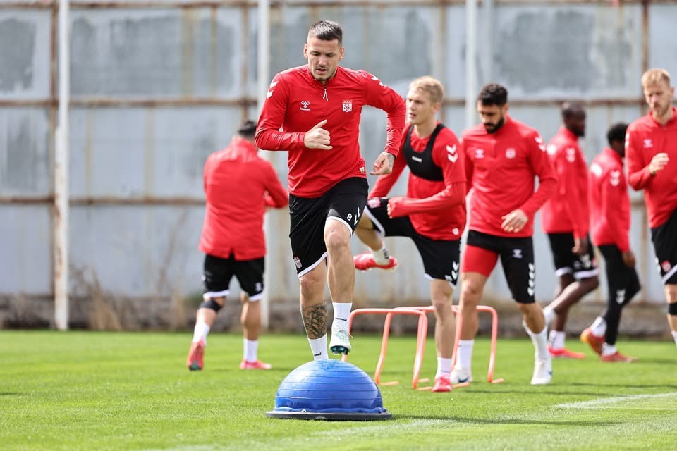 Sivasspor, &Ccedil;aykur Rizespor ma&ccedil;ının hazırlıklarını s&uuml;rd&uuml;r&uuml;yor
