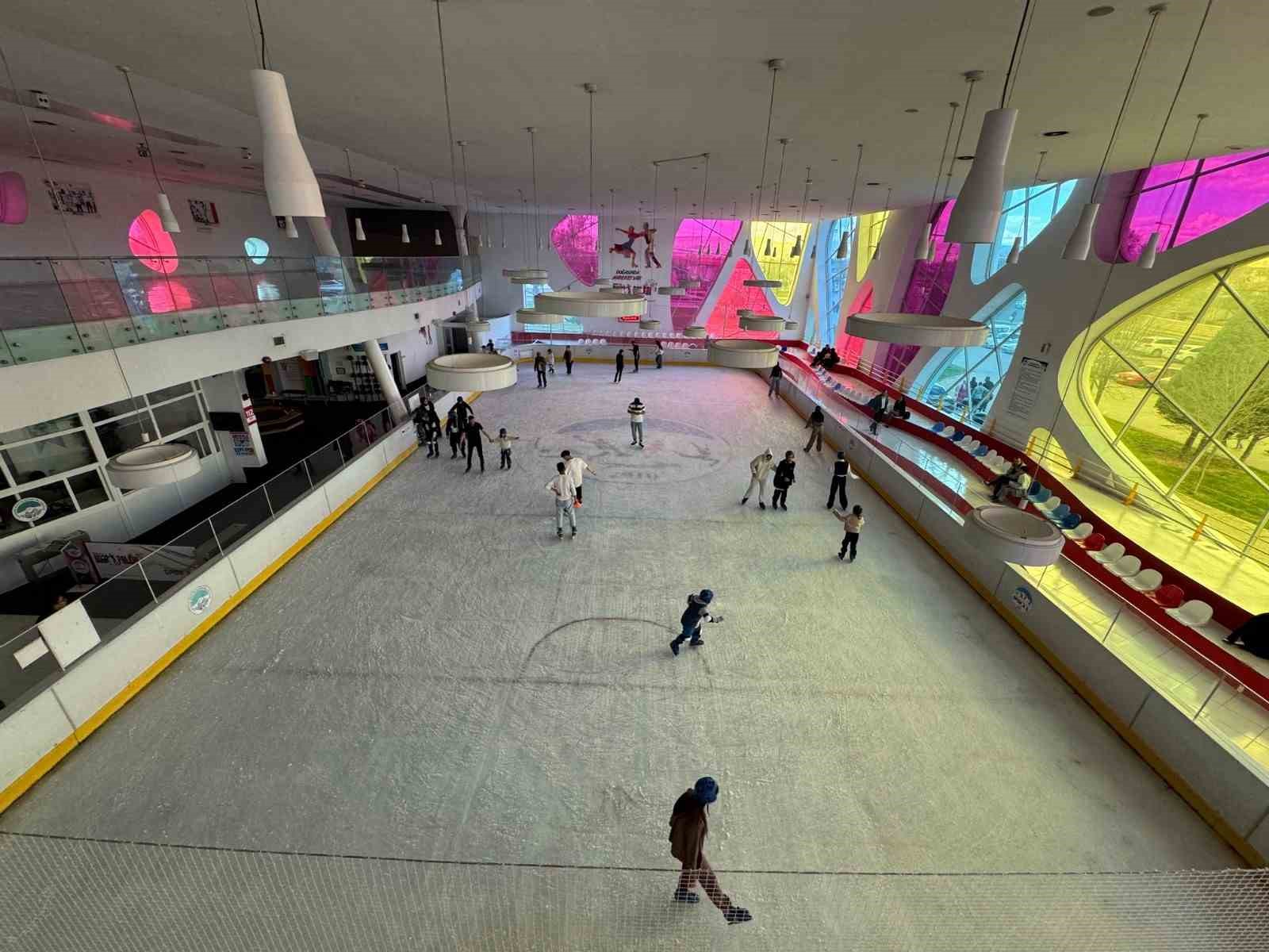 Büyükşehir’in buz pateni pisti, bayramda gençlerin ve çocukların vazgeçilmezi oldu