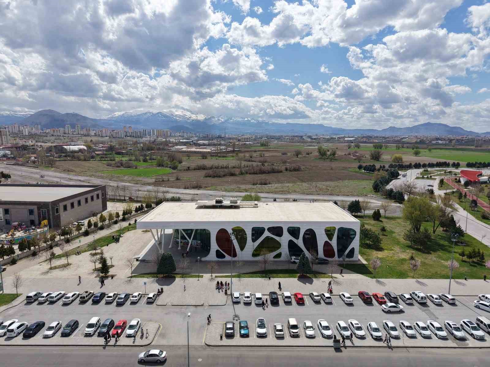 B&uuml;y&uuml;kşehir&rsquo;in buz pateni pisti, bayramda gen&ccedil;lerin ve &ccedil;ocukların vazge&ccedil;ilmezi oldu
