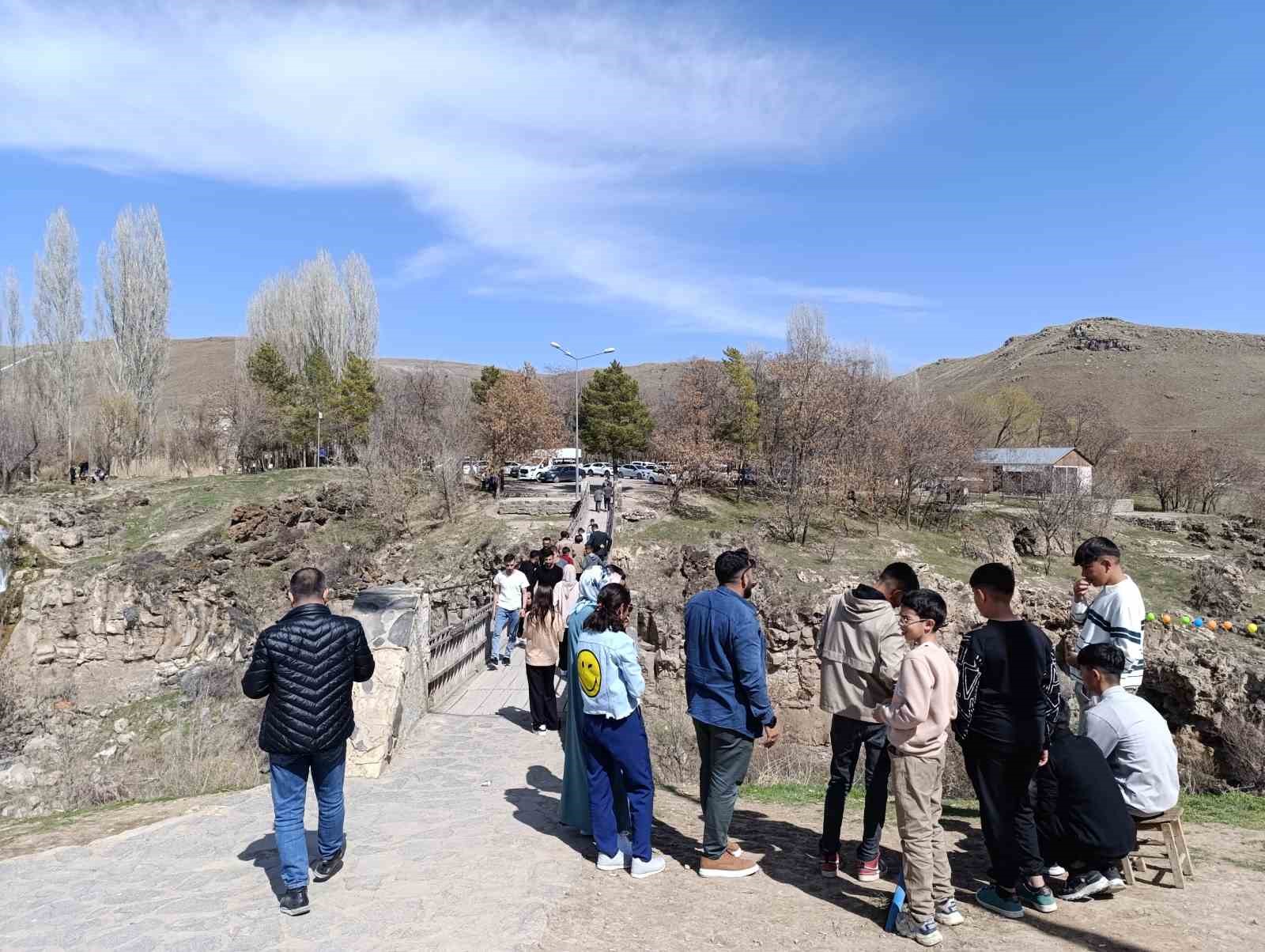 Muradiye Şelalesi ziyaret&ccedil;ilerin akınına uğradı
