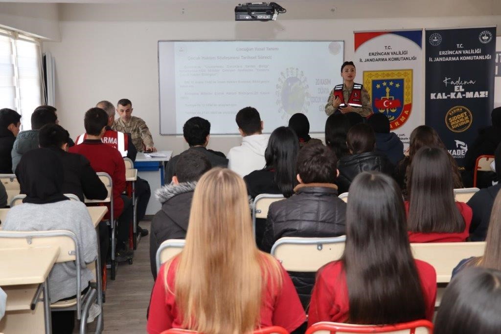 Jandarma ekipleri öğrencileri bilgilendiriyor