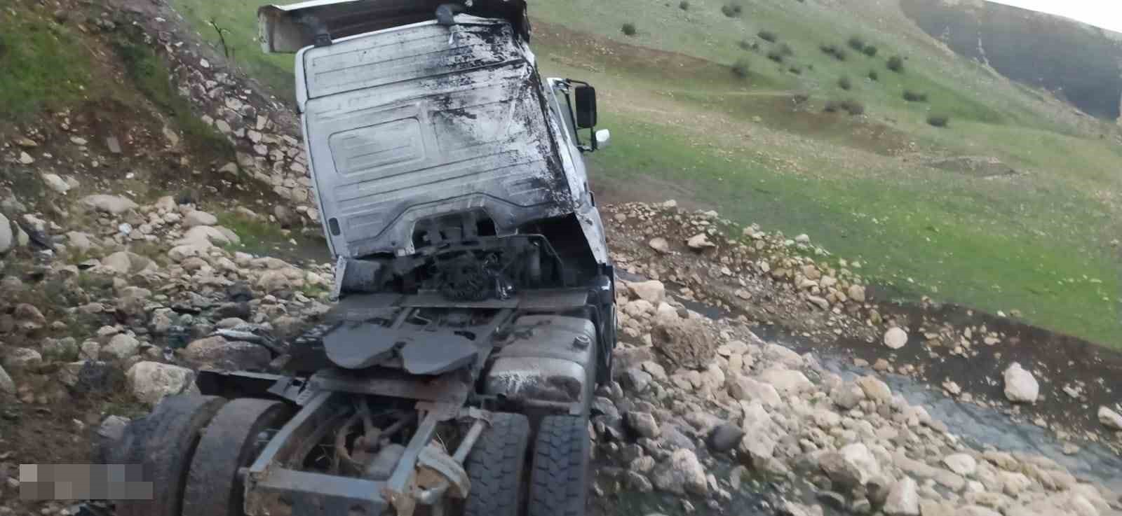 Şırnak’ta tır şarampole devrildi: 3 yaralı