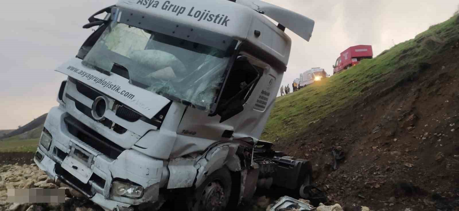 Şırnak&rsquo;ta tır şarampole devrildi: 3 yaralı
