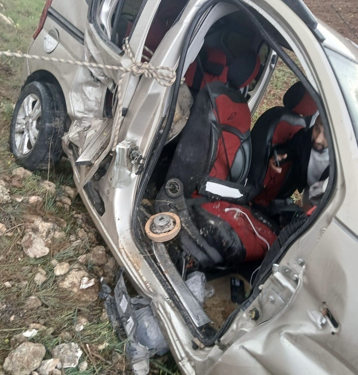 Mardin&rsquo;de kamyonet tarlaya devrildi: 3 yaralı
