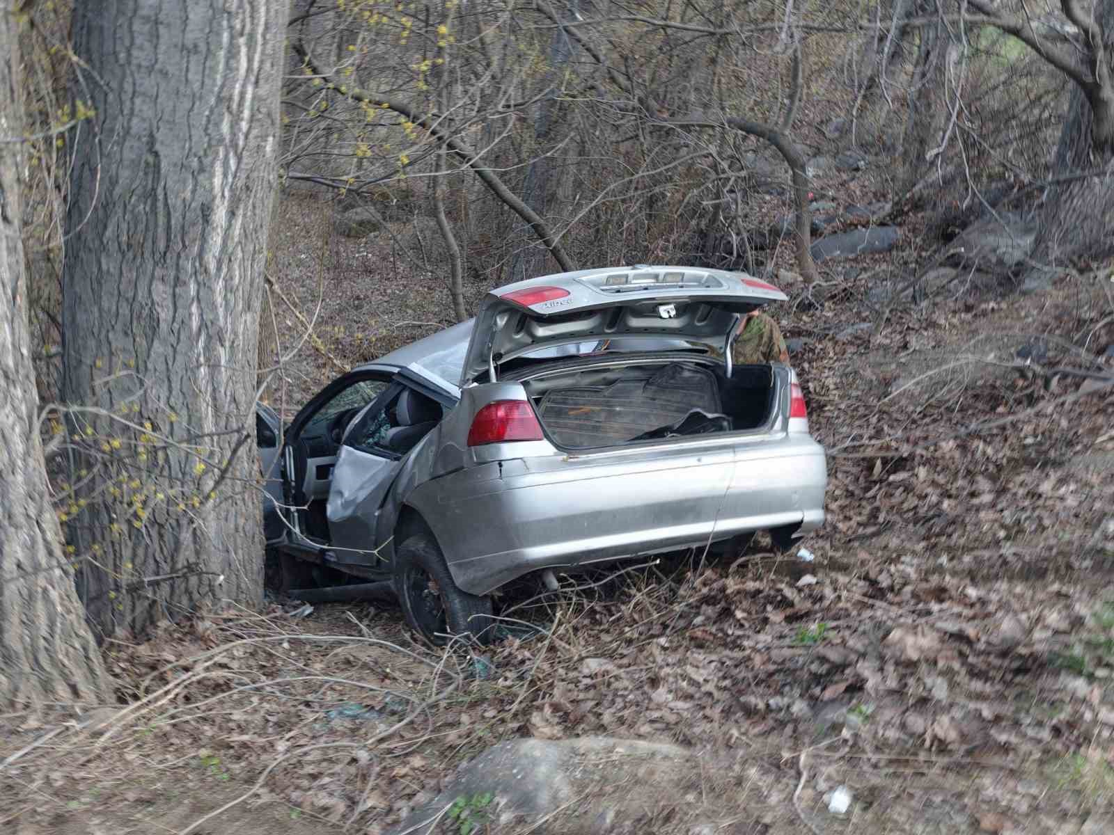 Erzurum’da virajı alamayan otomobil şarampole devrildi: 3 yaralı