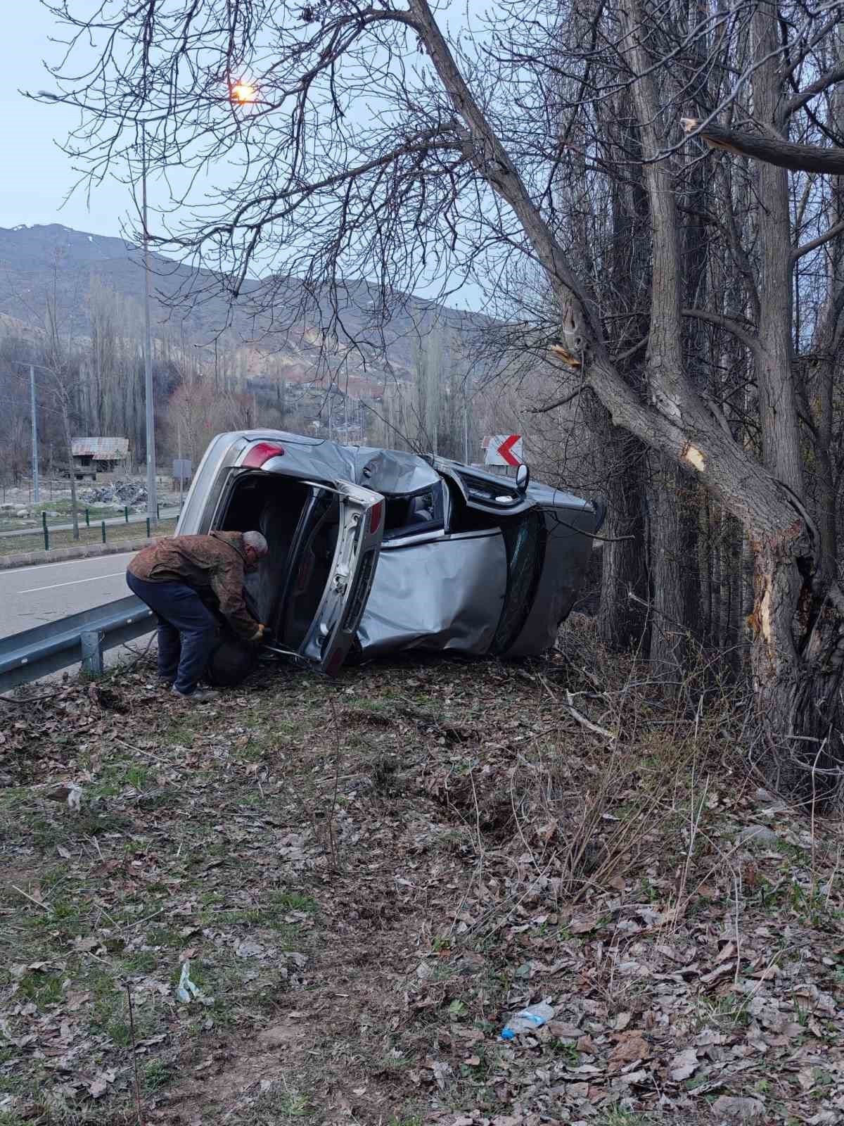 Erzurum&rsquo;da virajı alamayan otomobil şarampole devrildi: 3 yaralı
