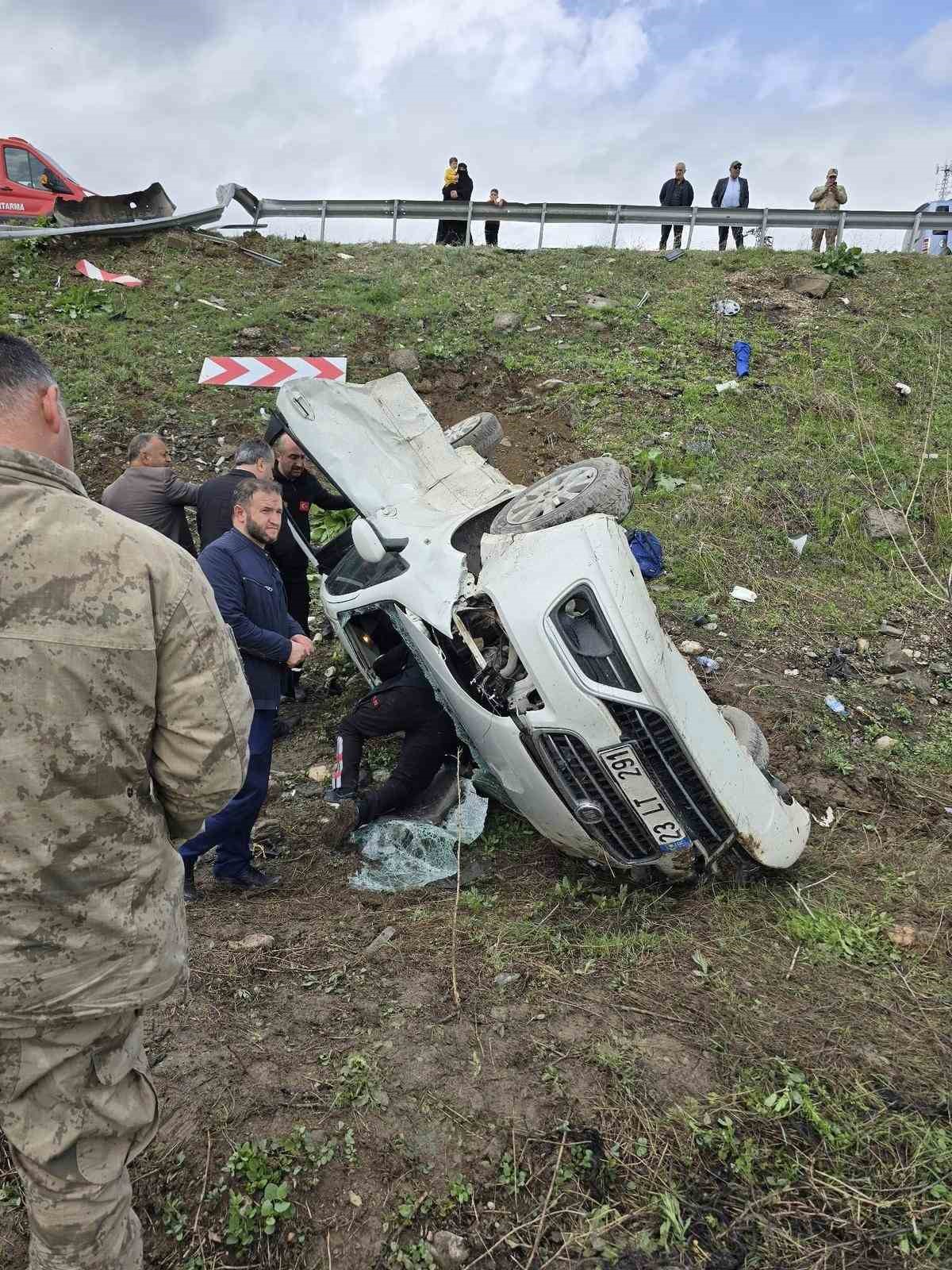 Elazığ’da kontrolünü kaybeden otomobil şarampole yuvarlandı: 5 yaralı