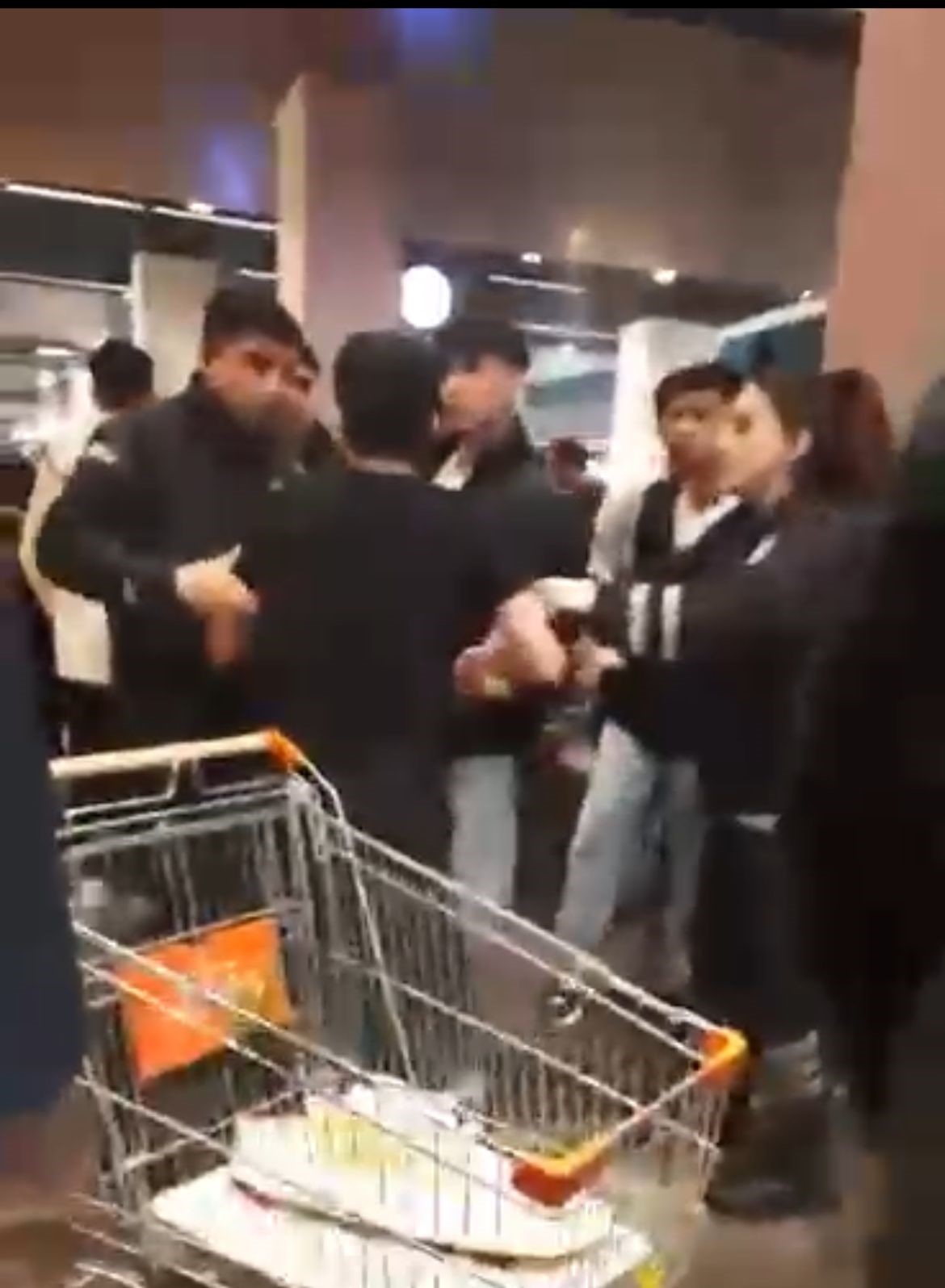 Alışveriş Merkezi&rsquo;nde m&uuml;şterilerle &ccedil;alışanlar arasında kavga &ccedil;ıktı, ortalık karıştı
