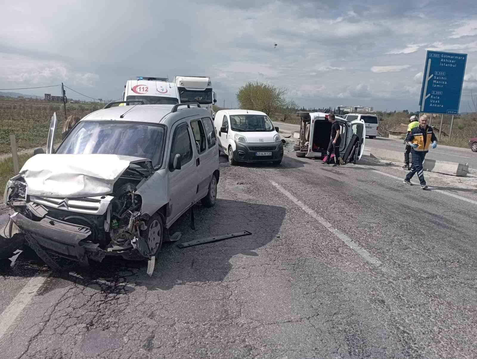 Manisa’da kamyonetler çarpıştı: 6 kişi ölümden döndü