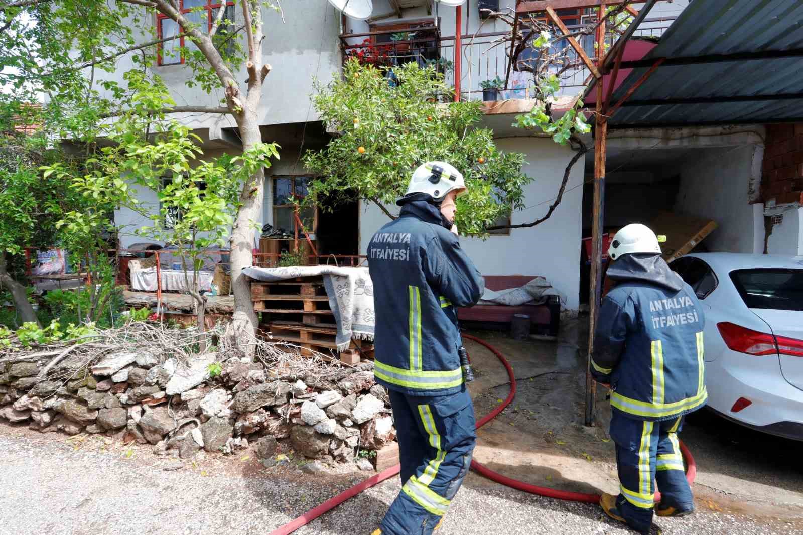 Evleri yanan gen&ccedil; kız g&ouml;zyaşlarını tutamadı, yaşlı kadını itfaiye eri elini tutarak teselli etti
