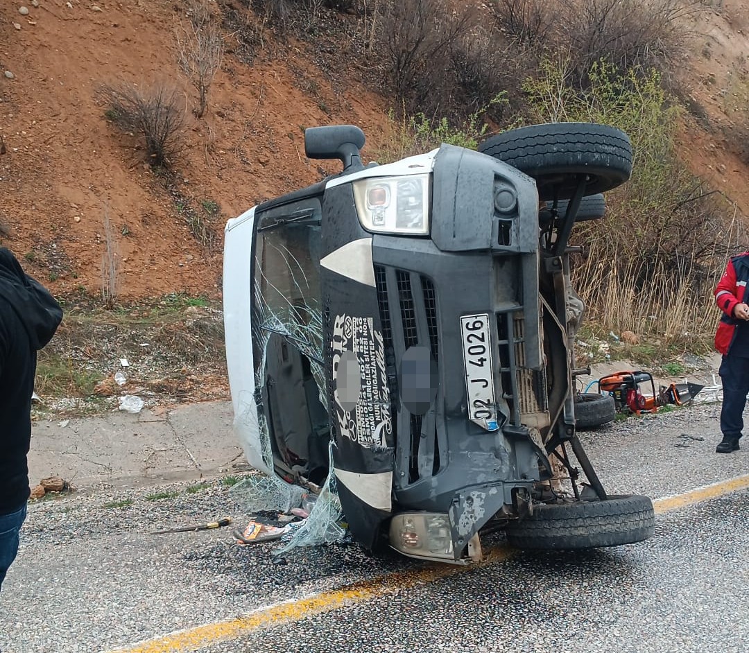 Malatya’da kontrolden çıkan minibüs devrildi: 5 yaralı