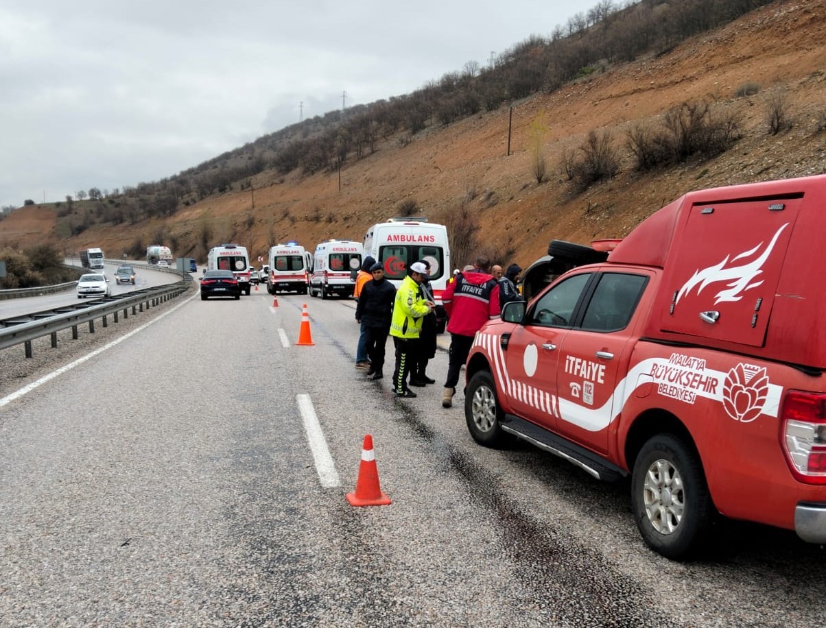 Malatya&rsquo;da kontrolden &ccedil;ıkan minib&uuml;s devrildi: 5 yaralı
