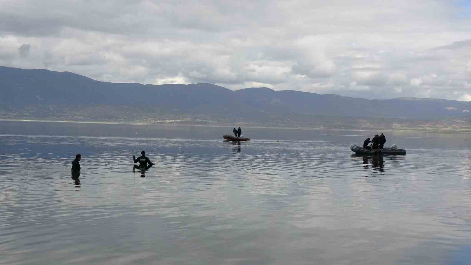Gölde 14 dalgıç polis sahada ise yaklaşık 50 polis kayıp yaşlı adamı bulmak için seferber oldu
