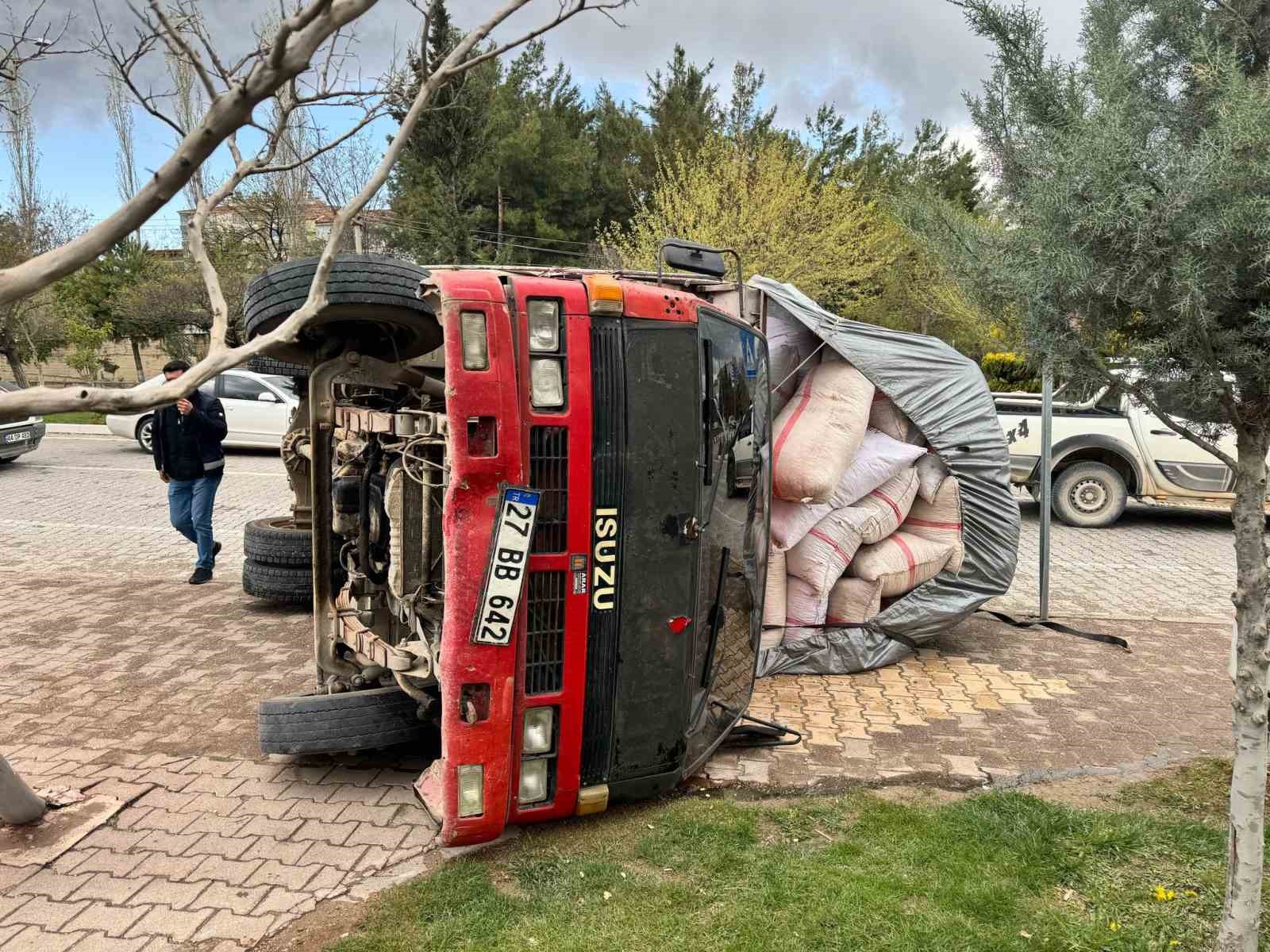 Fıstık kabuğu yüklü kamyon devrildi