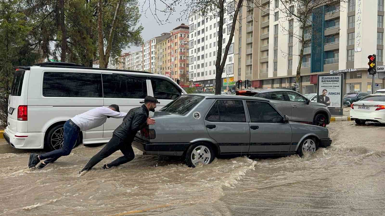 Elazığ’da kuvvetli yağışta yolda kalan aracı vatandaşlar iterek götürdü