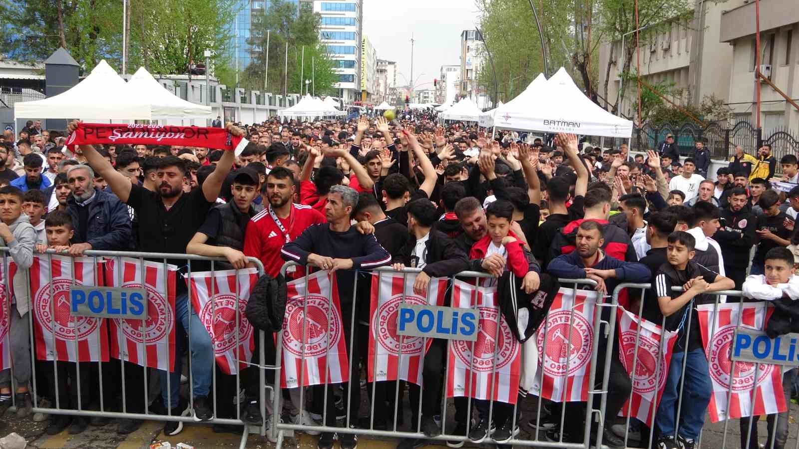 Batman’da taraftarlar Petrolspor maçını dev ekranda izledi