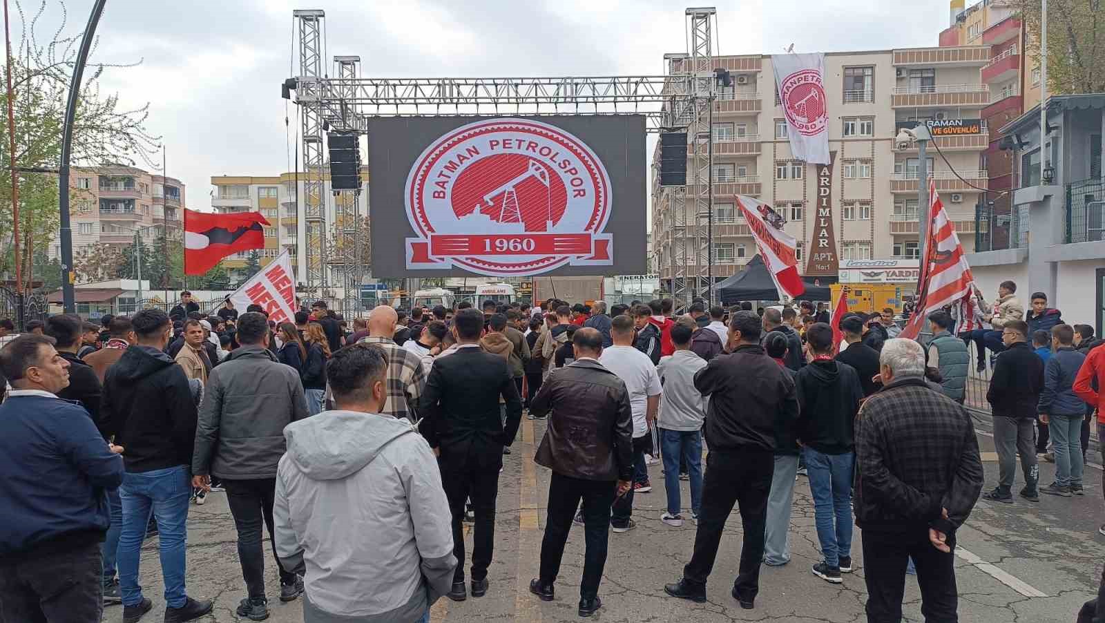Batman&rsquo;da taraftarlar Petrolspor ma&ccedil;ını dev ekranda izledi
