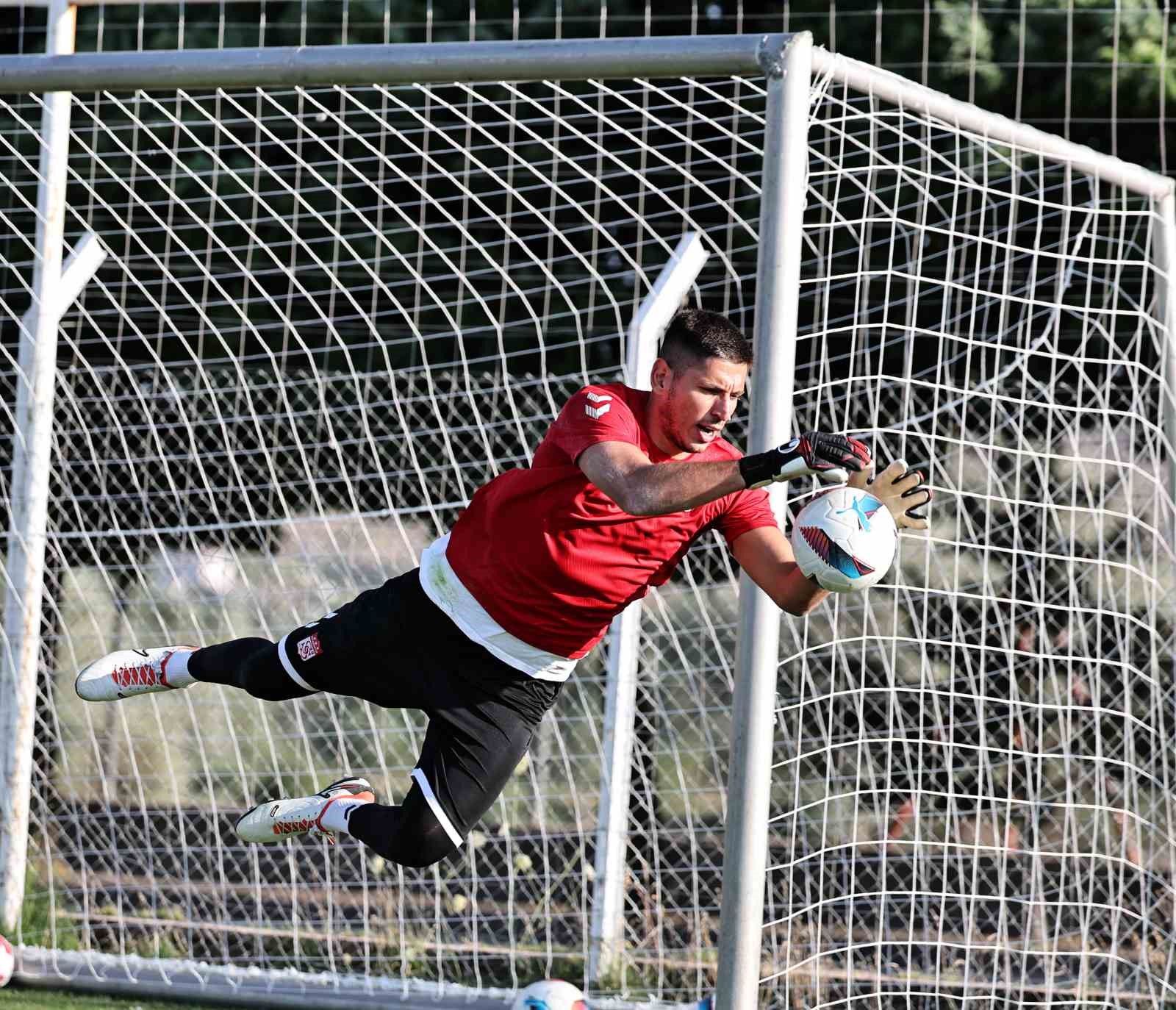 Sivasspor’da kaleci Djordje Nikolic sakatlandı