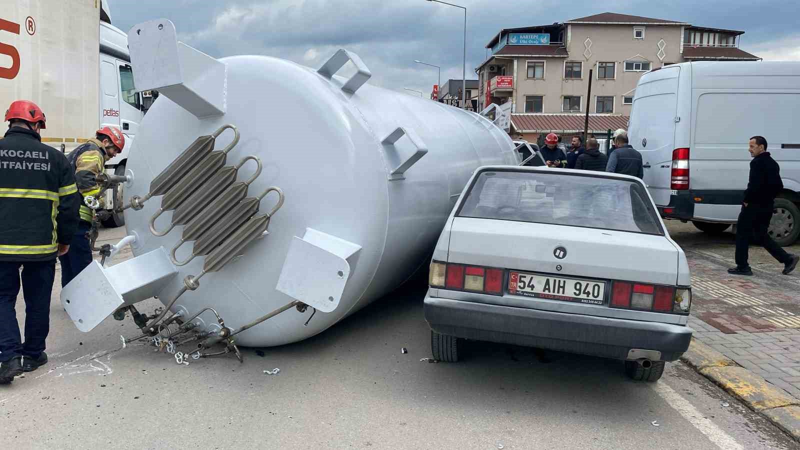 Gaz tankeri yola düştü, iki otomobile çarptı