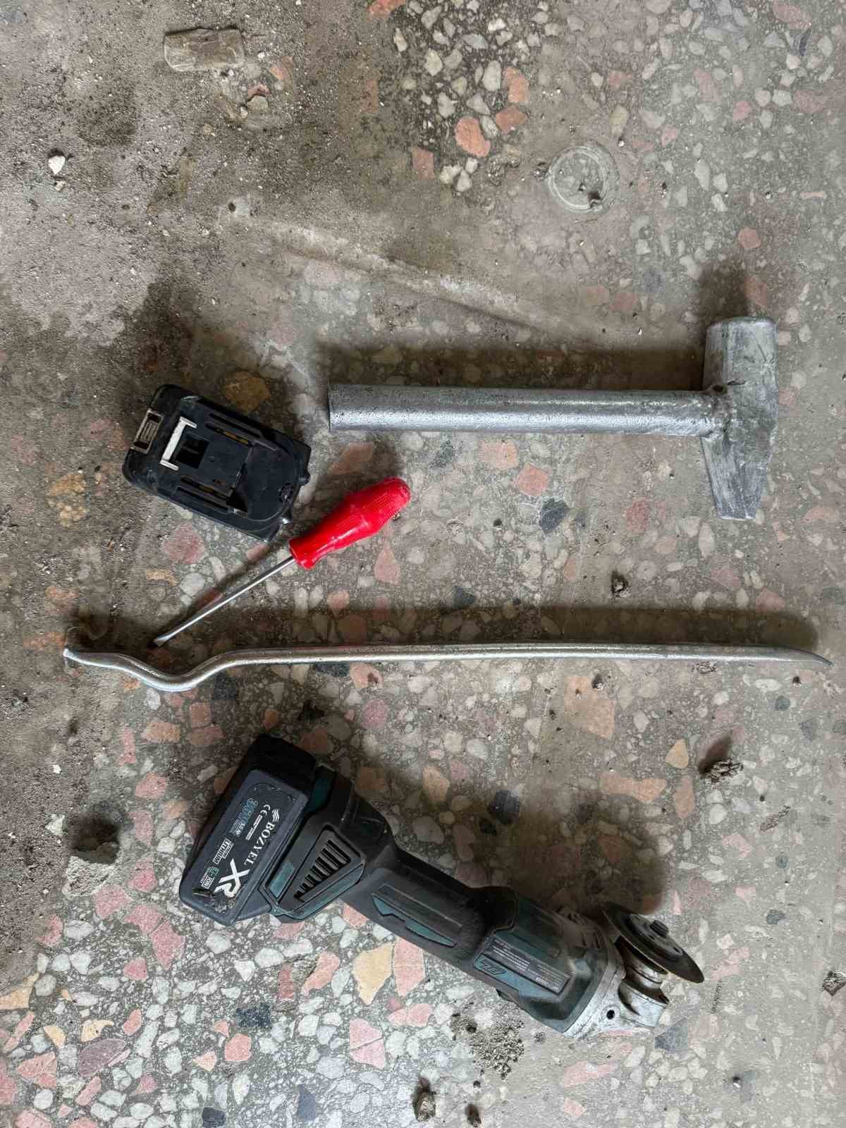 &Ccedil;aldığı otomobille gelip camii duvarını kırıp kuyumcu soydu
