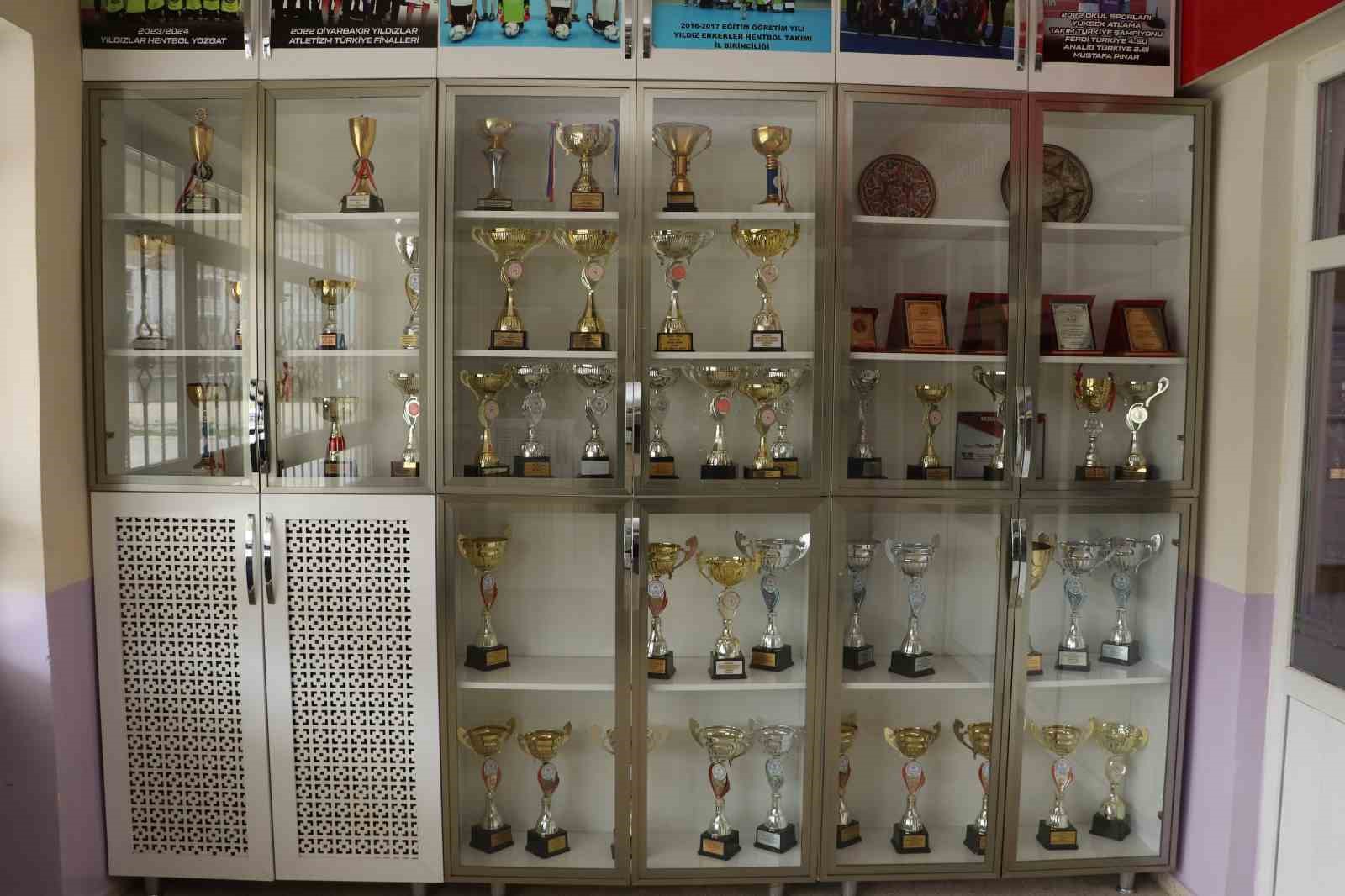 Taşova&rsquo;da spor salonu bulunmayan okul 11 yıldır şampiyon
