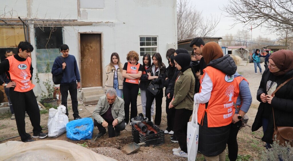 DP&Uuml;&rsquo;de fidan dikim etkinliği
