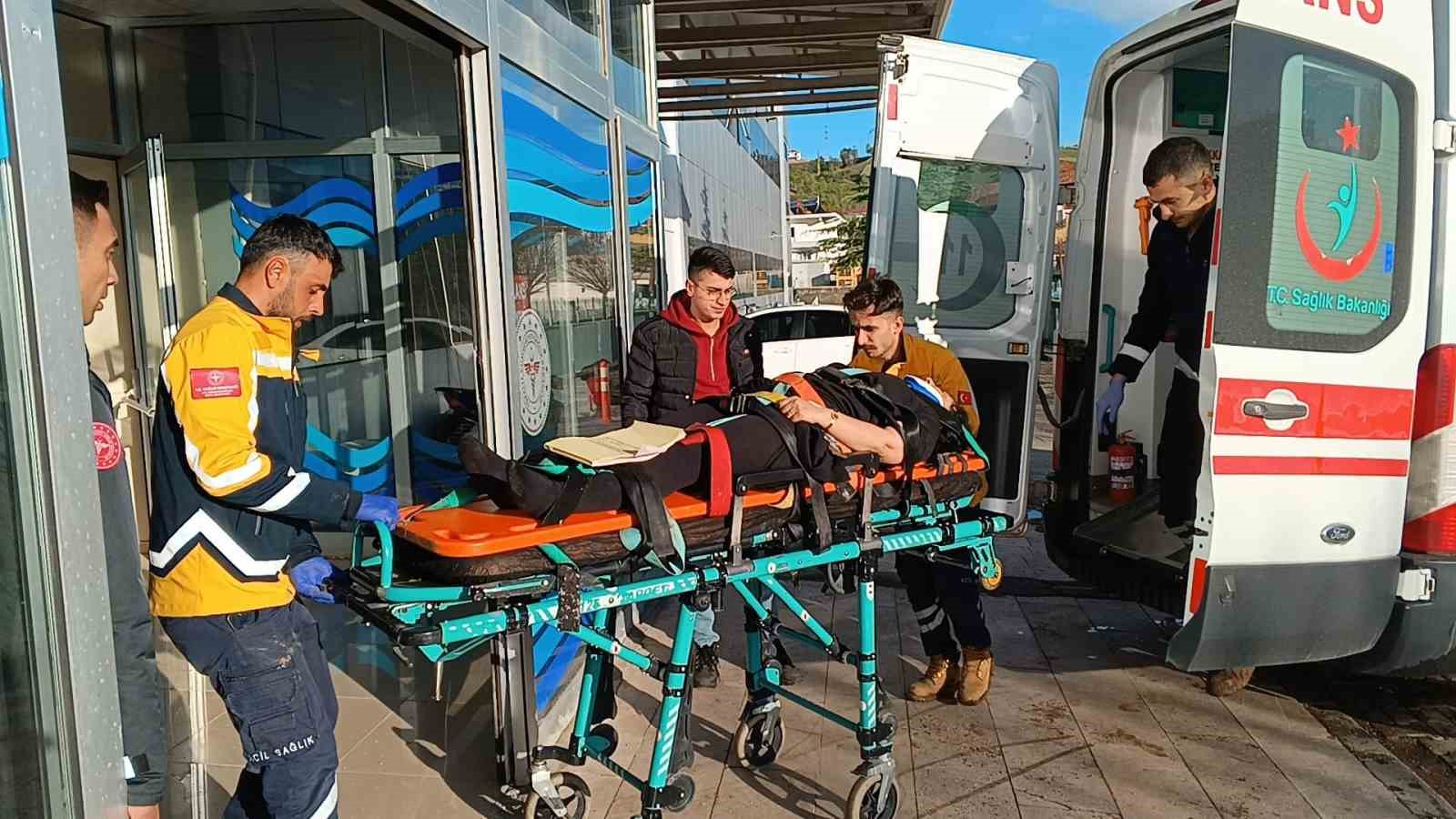 Adıyaman’da otomobil şarampole yuvarlandı: 3 yaralı