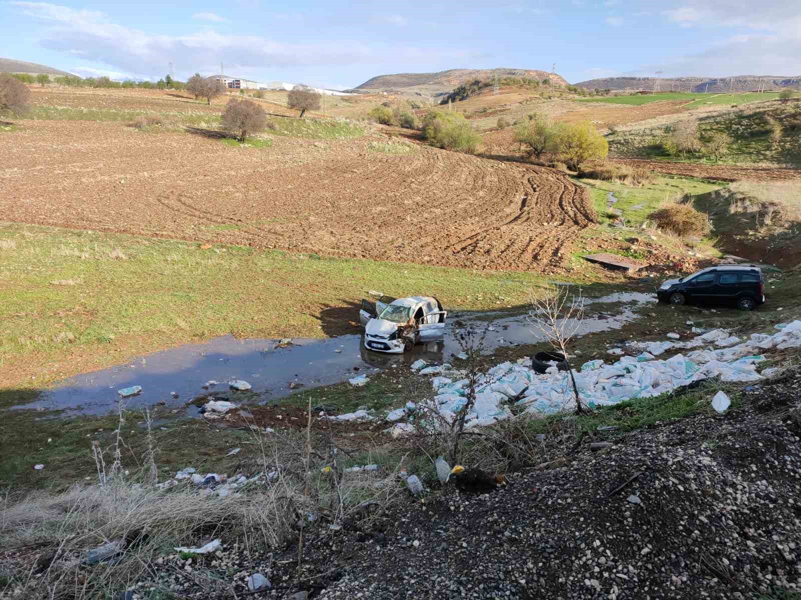 Adıyaman&rsquo;da otomobil şarampole yuvarlandı: 3 yaralı
