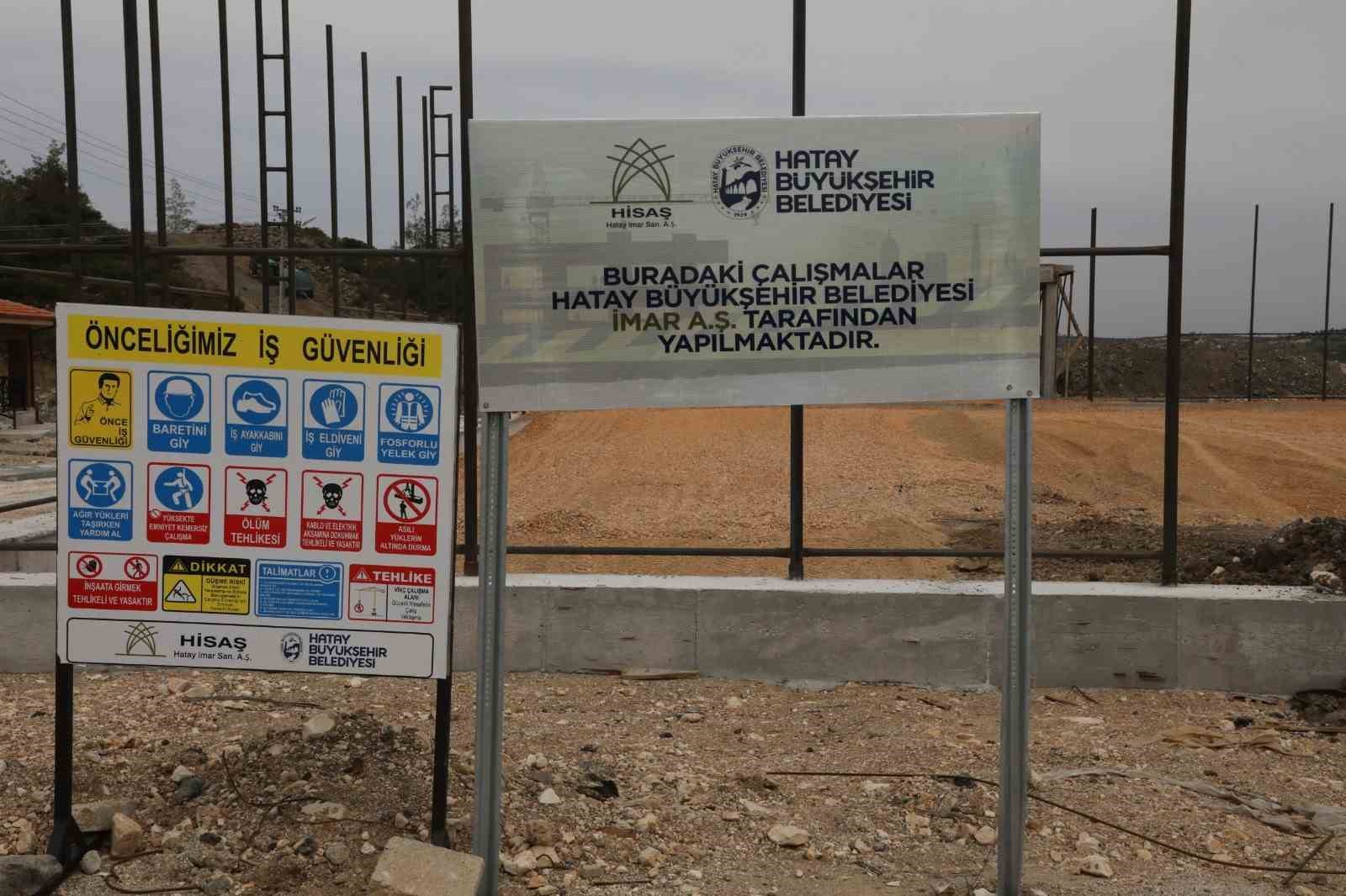 HBB, Yayladağı&rsquo;nda halı saha inşa &ccedil;alışmalarını s&uuml;rd&uuml;r&uuml;yor
