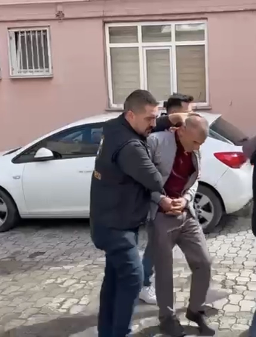 Yoldan ge&ccedil;en s&uuml;r&uuml;c&uuml;y&uuml; yaralayan ş&uuml;pheli tutuklandı

