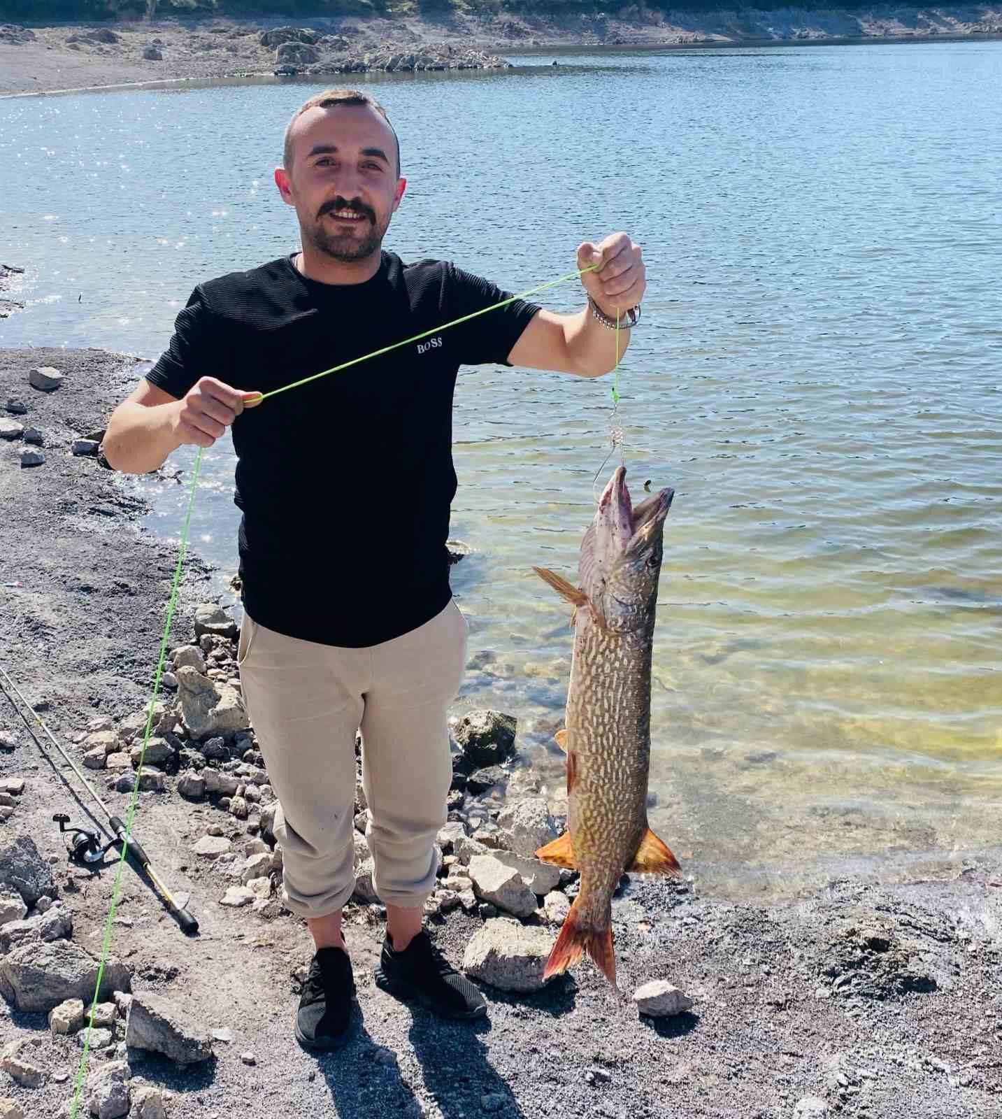 İnegöl’de balıkçının oltasına 7 kiloluk turna takıldı