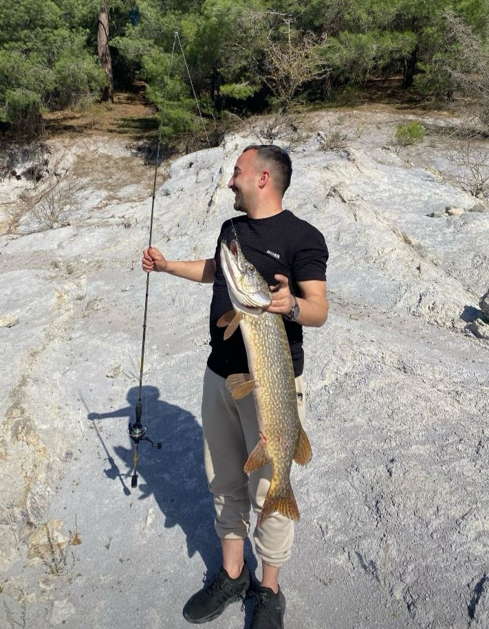 İnegöl’de balıkçının oltasına 7 kiloluk turna takıldı