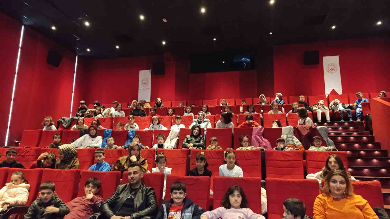 Erzurum&rsquo;da &ccedil;ocuklara sinema keyfi
