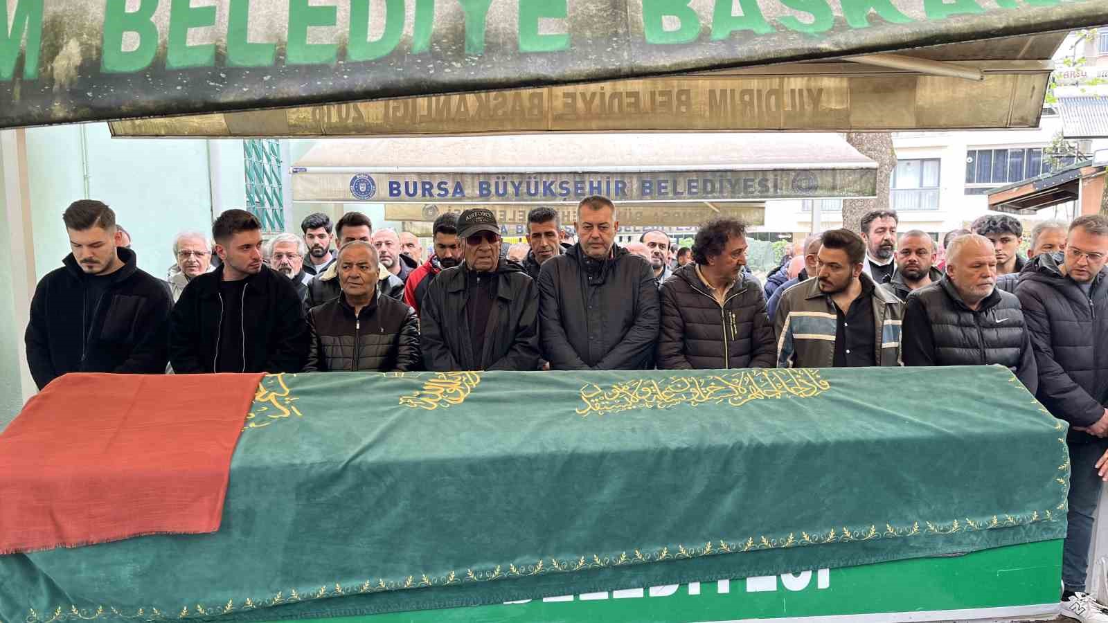 Eşi ve oğlunun yanına defnedildi