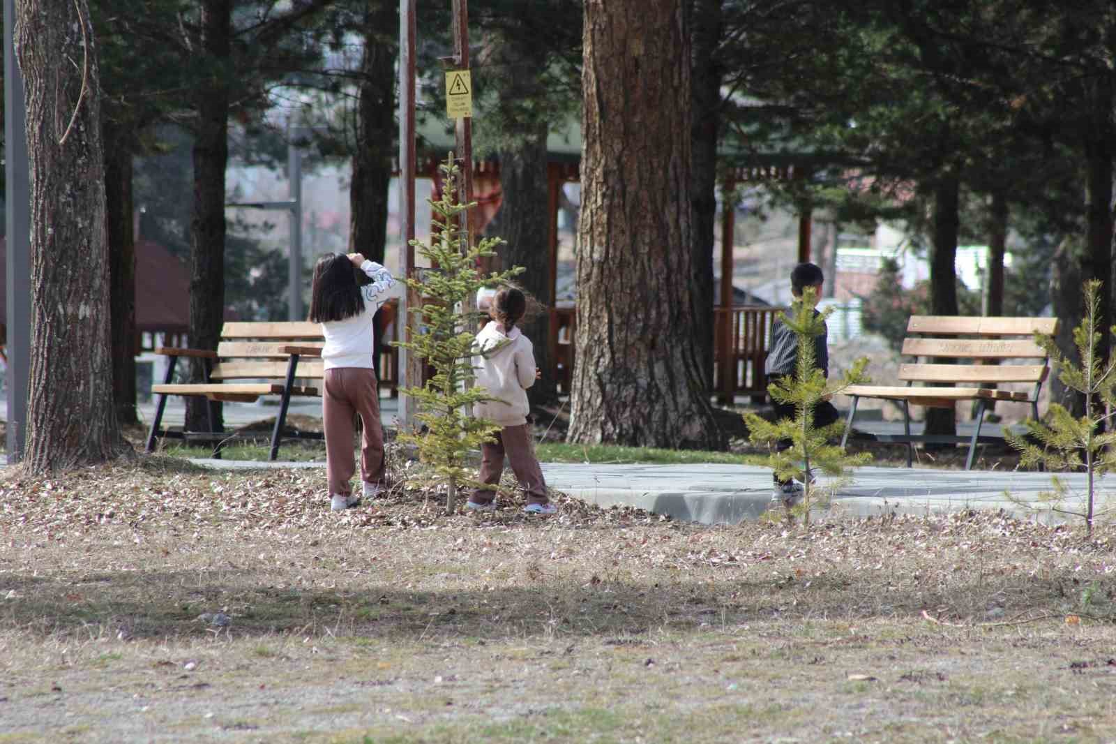 Kars’ta güneşli havanın tadını çıkaran vatandaşlar sokaklara akın etti
