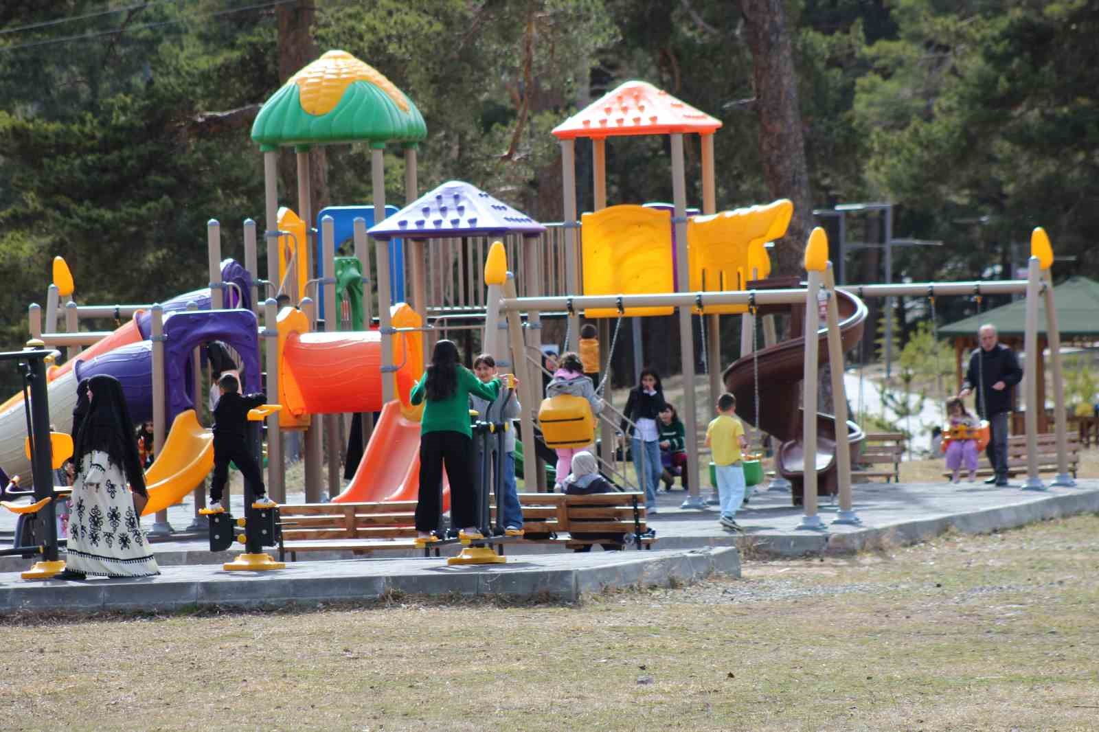 Kars&rsquo;ta g&uuml;neşli havanın tadını &ccedil;ıkaran vatandaşlar sokaklara akın etti
