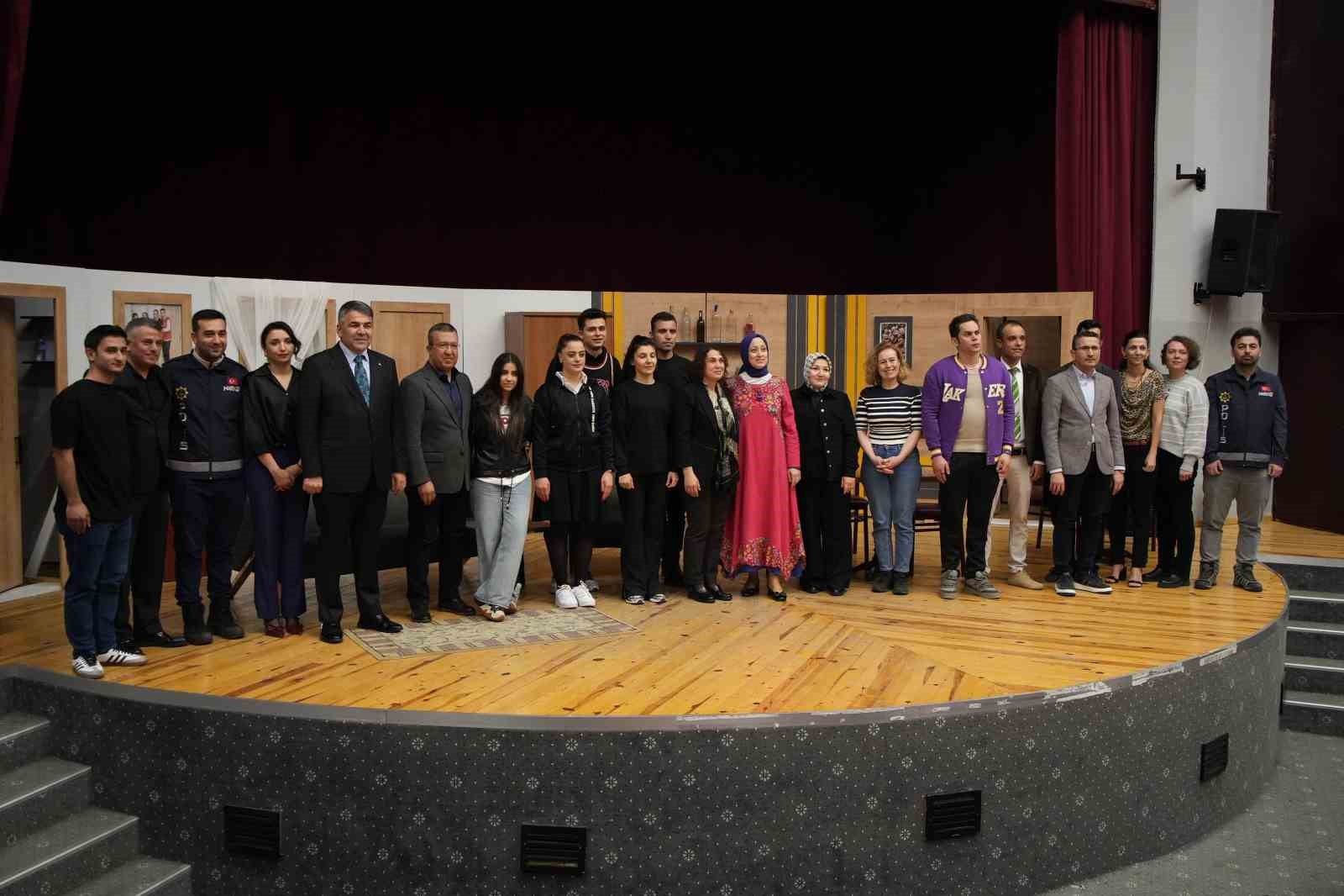 Polisler tiyatroyla uyuşturucuya savaş açtılar