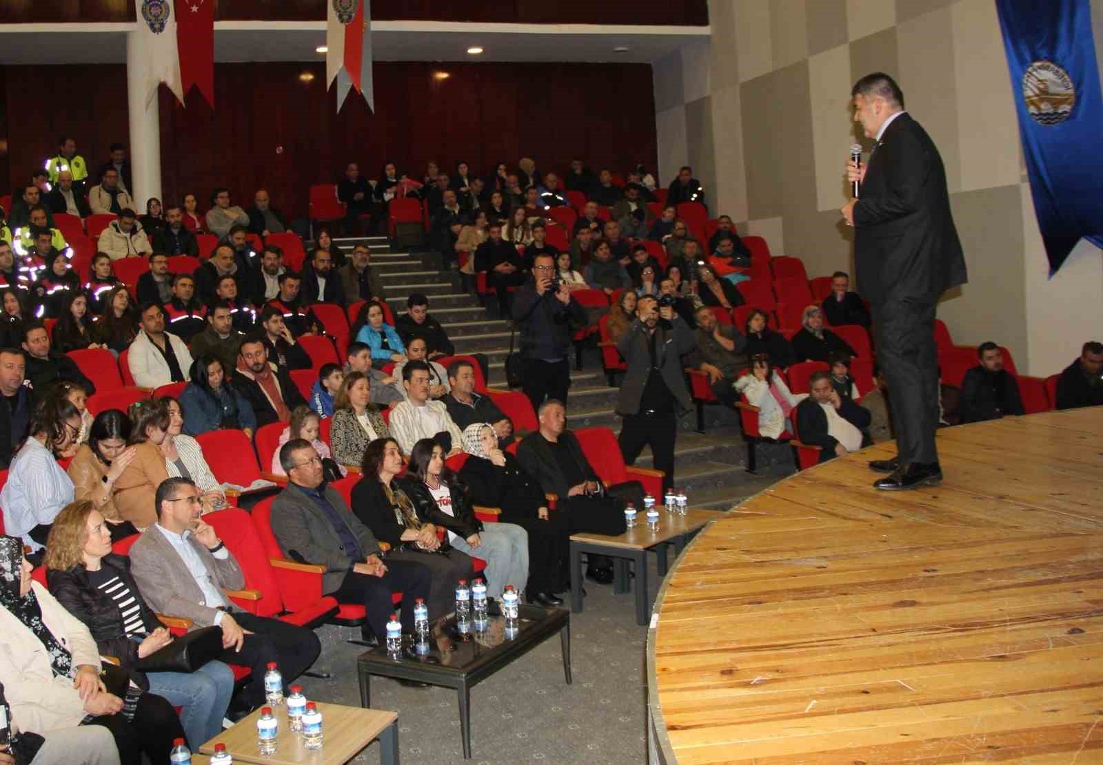 Polisler tiyatroyla uyuşturucuya savaş açtılar