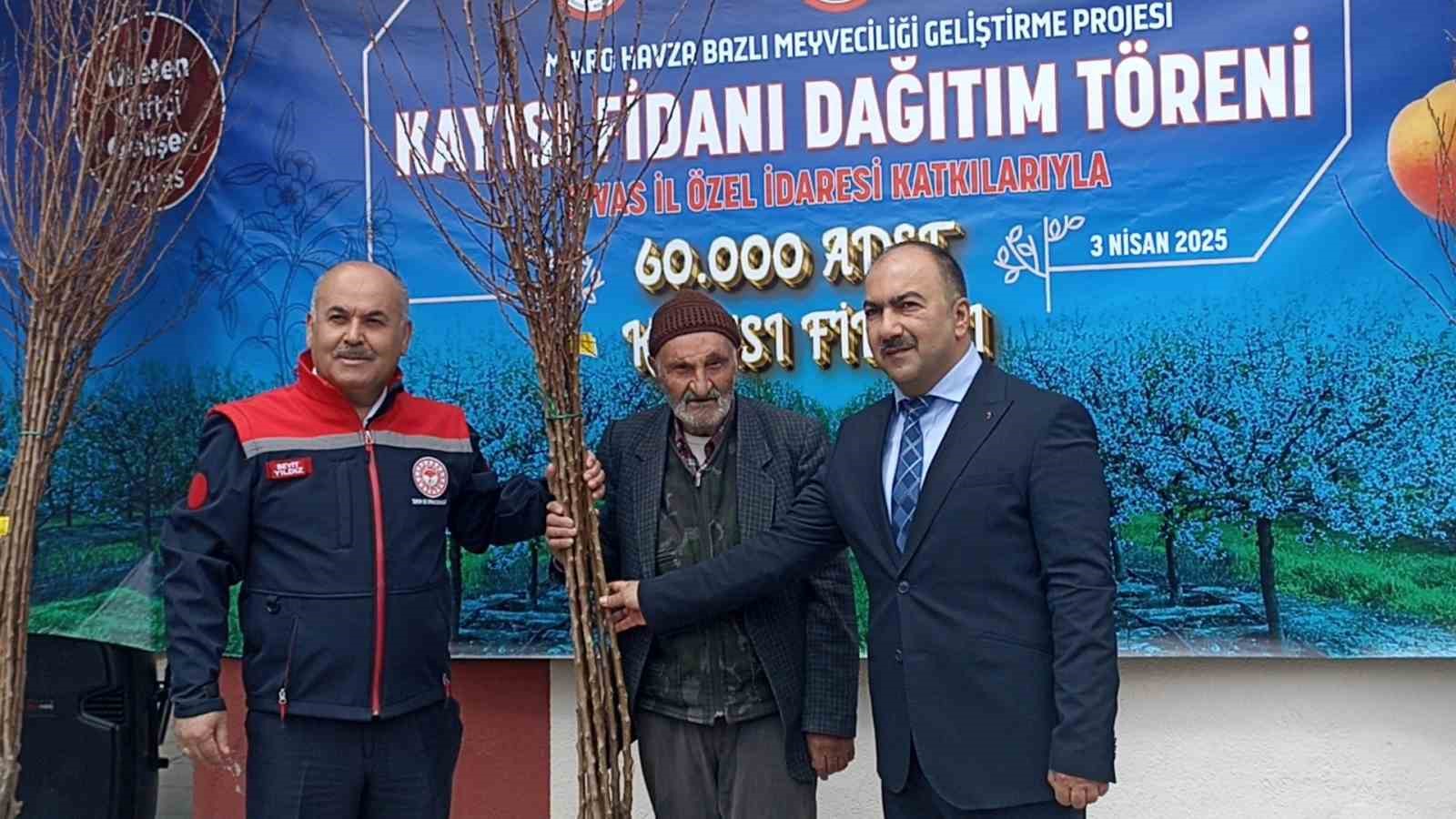 Sivas&rsquo;ta &ccedil;ift&ccedil;ilere 50 bin kayısı fidanı dağıtıldı

