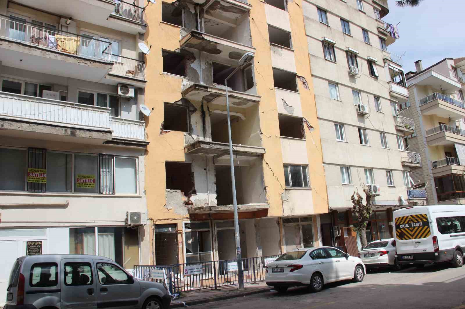 Yıkım için boşaltıldı 5 yıldır tehlike saçıyor