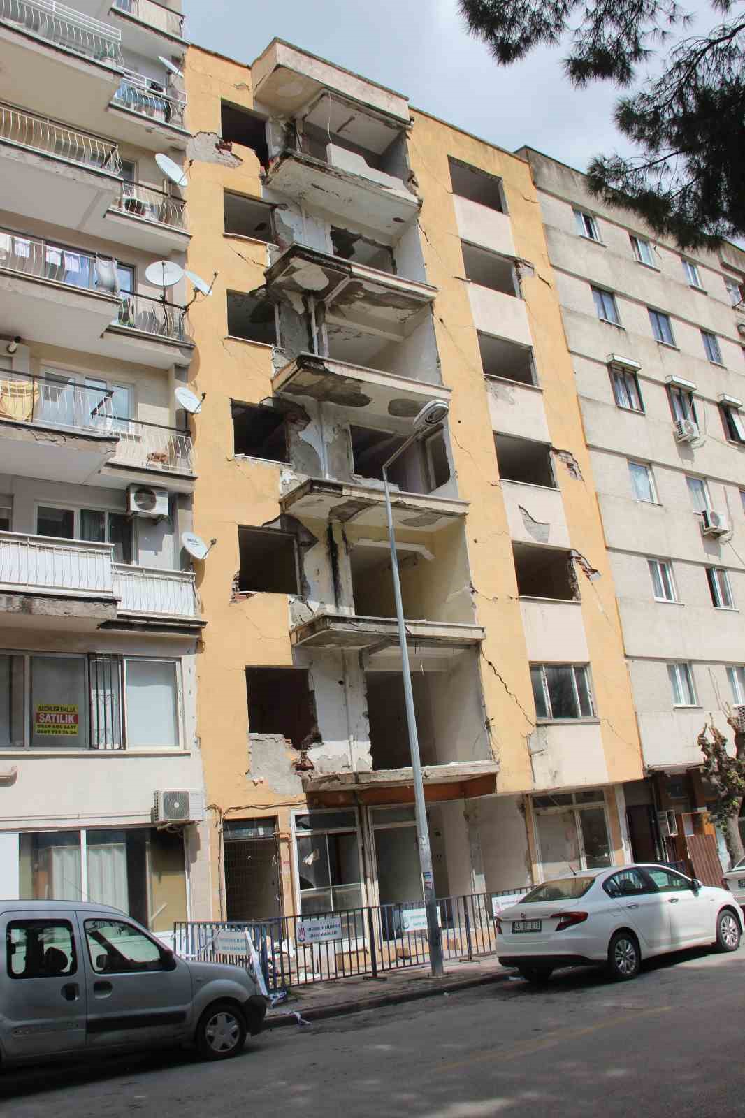 Yıkım i&ccedil;in boşaltıldı 5 yıldır tehlike sa&ccedil;ıyor
